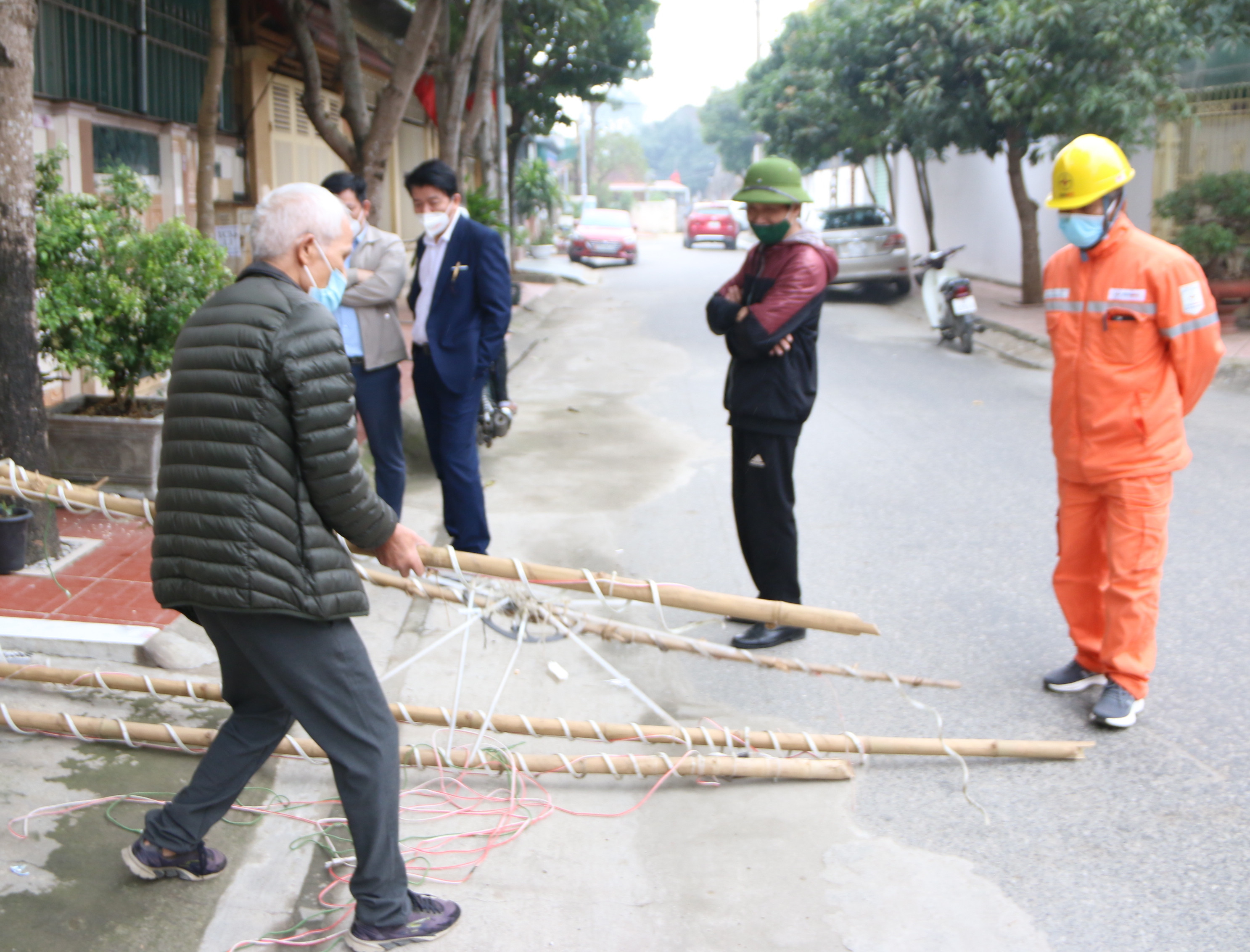 Hiện trường khu vực xẩy ra sự cố mất điện trên lưới sau khi người dân dựng cây nêu tại phường Hưng Dũng, TP.Vinh. Ảnh: Tiến Đông