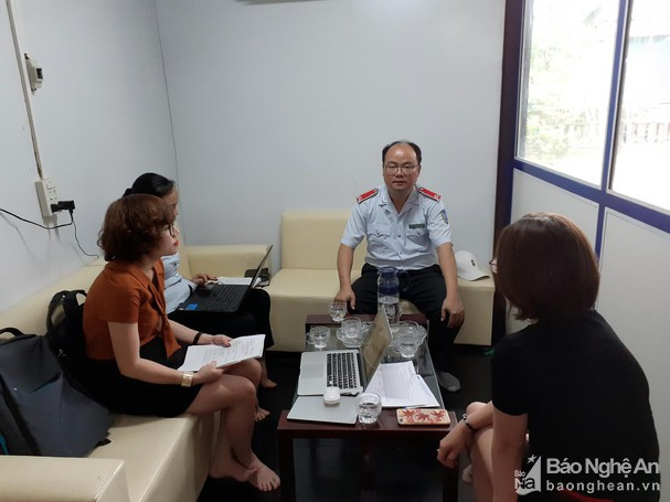 Đoàn thanh tra của Bảo hiểm xã hội tỉnh Nghệ An trong một lần đi đòi nợ đọng bảo hiểm. Ảnh: Tiến Hùng