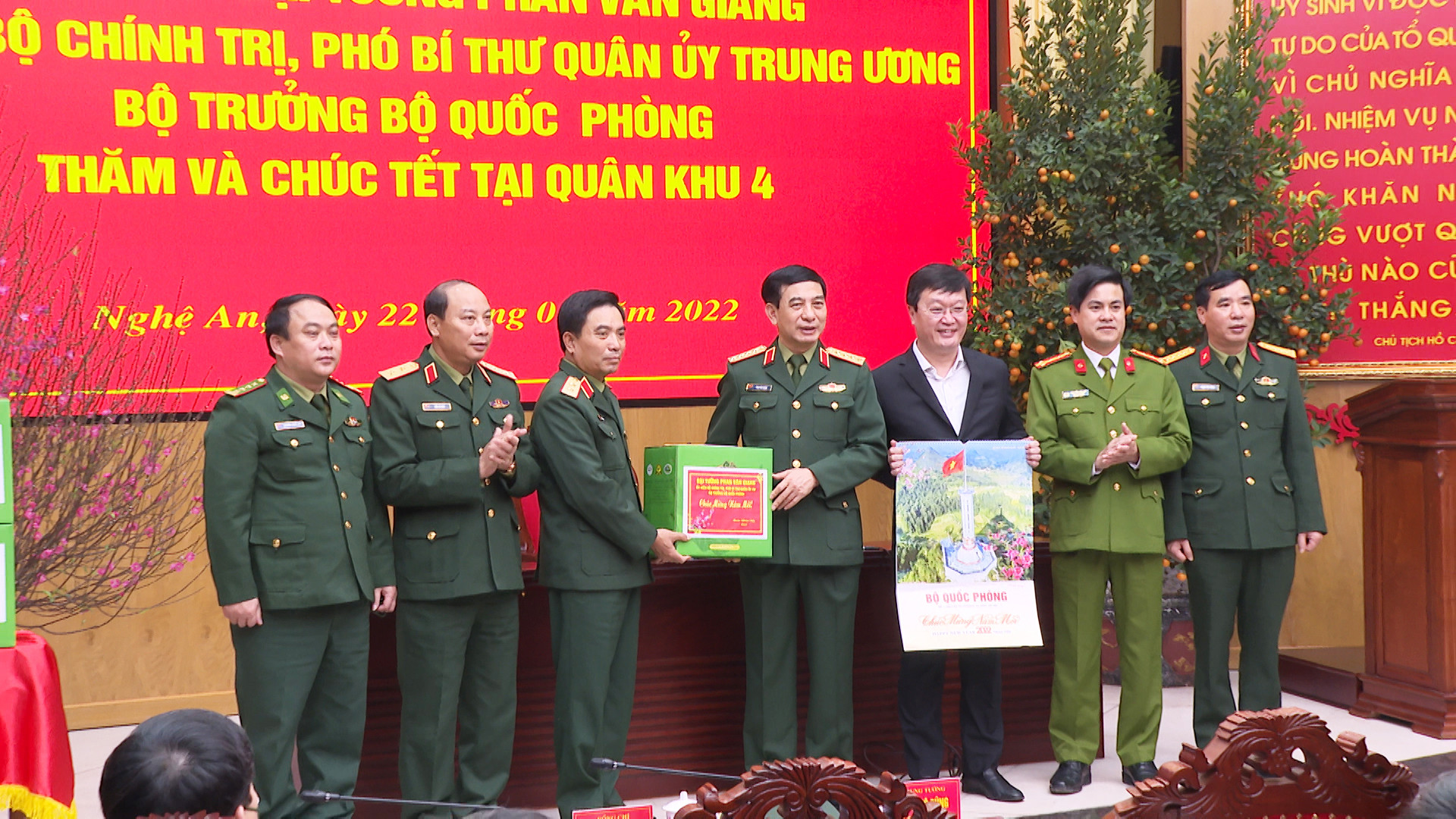 Đại tướng Phan Văn Giang trao quà, chúc Tết lãnh đạo Quân khu 4 và tỉnh Nghệ An. Ảnh: Trần Dũng
