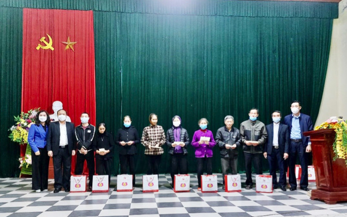 Đồng chí Nguyễn Viết Hưng – Phó trưởng Ban Tổ chức Tỉnh ủy tặng quà các hộ  nghèo xóm Bình Thuận, Nghi Lộc.