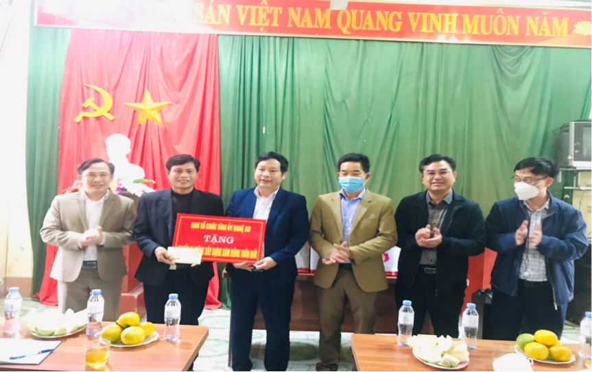 Đồng chí Lê Quốc Khánh – Phó Trưởng ban Thường trực Ban Tổ chức Tỉnh ủy trao tặng 20 tấn xi măng cho xóm Minh Lâm, Nghĩa Lâm, Nghĩa Đàn.