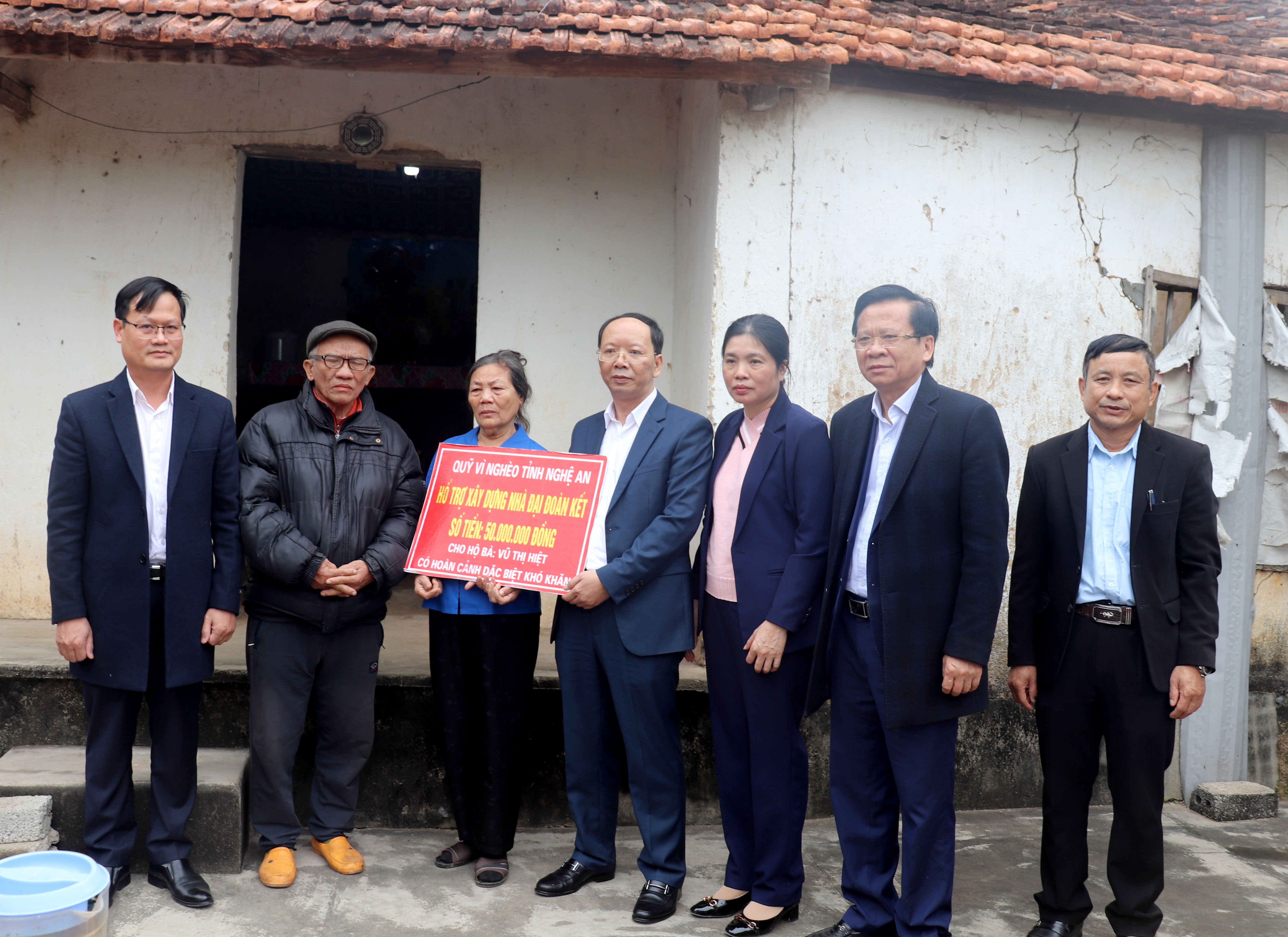 Đồng chí Bùi Thanh An - Chủ nhiệm UBKT Tỉnh ủy trao số tiền 50 triệu đồng làm nhà đại đoàn kết cho gia đình bà Vũ Thị Hiệt ở xóm Vĩnh Tiến, xã Vĩnh Thành.