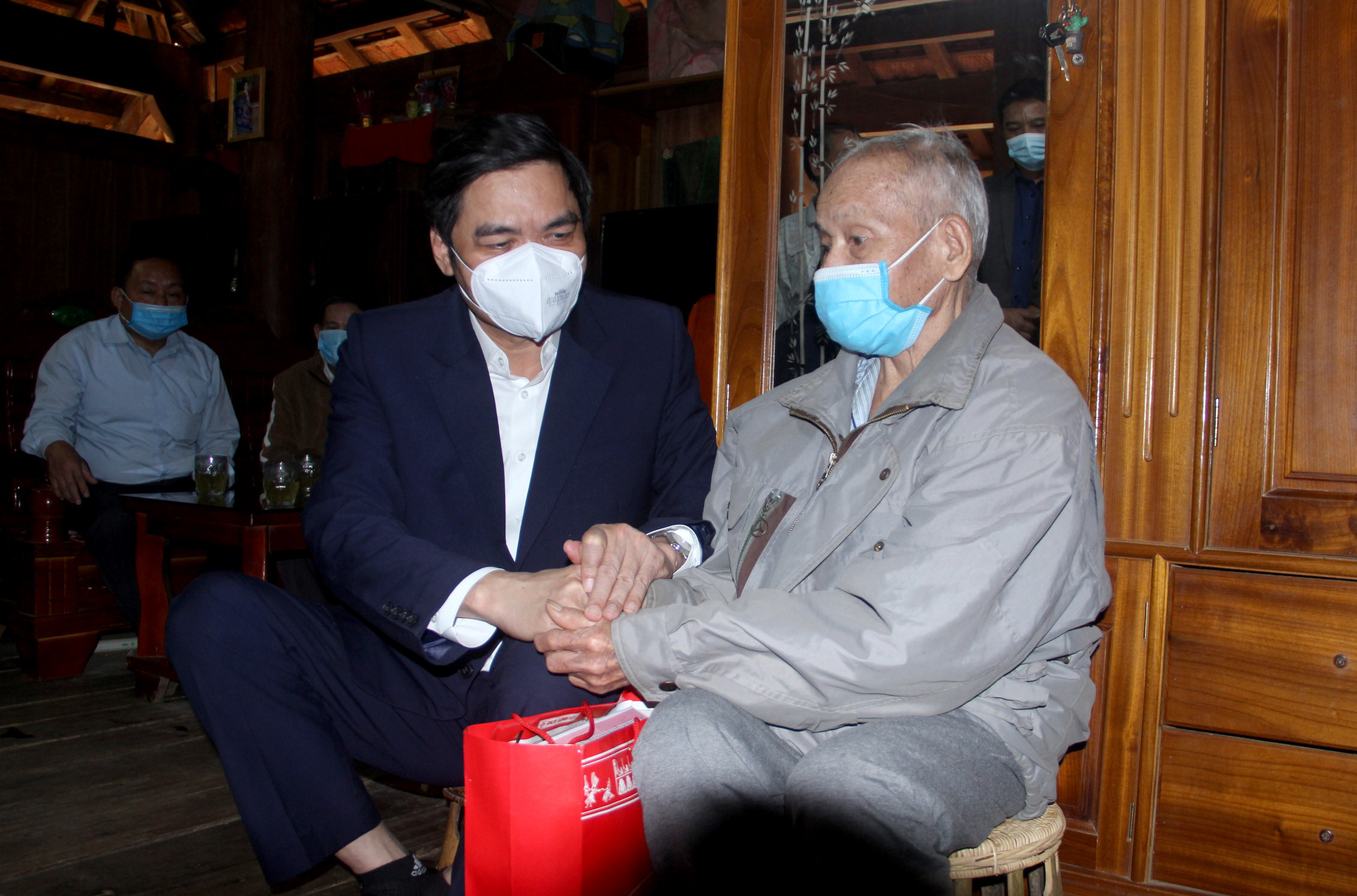 Phó Chủ tịch UBND tỉnh Hoàng Nghĩa Hiếu thăm hỏi gia đình chính sách ông Lương Văn Dành. Ảnh: Quang An