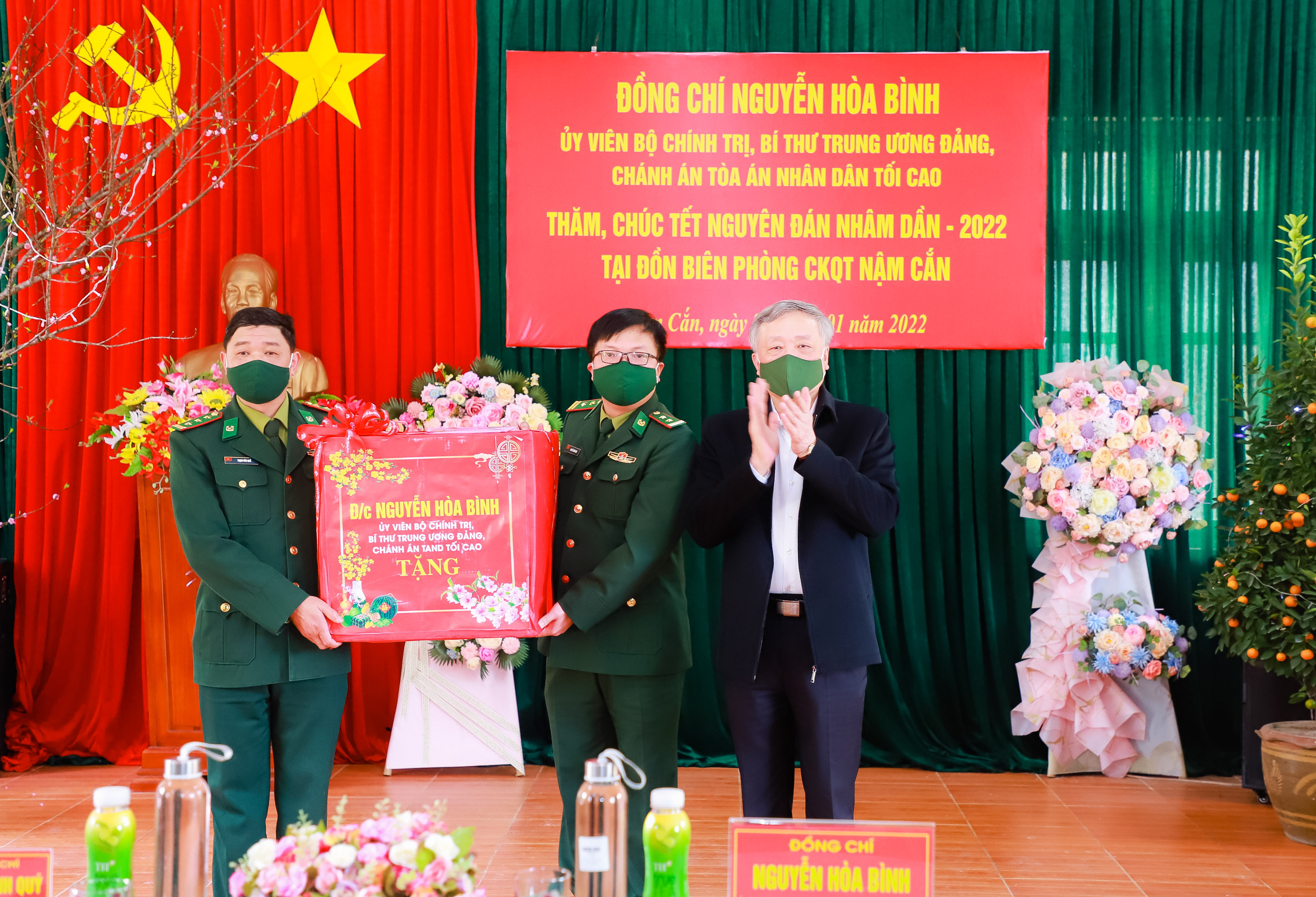 Chánh án Tòa án Nhân dân tối cao Nguyễn Hòa Bình trao quà cho cán bộ, chiến sỹ Đồn Biên phòng Cửa khẩu quốc tế Nậm Cắn. Ảnh: Thành Duy 