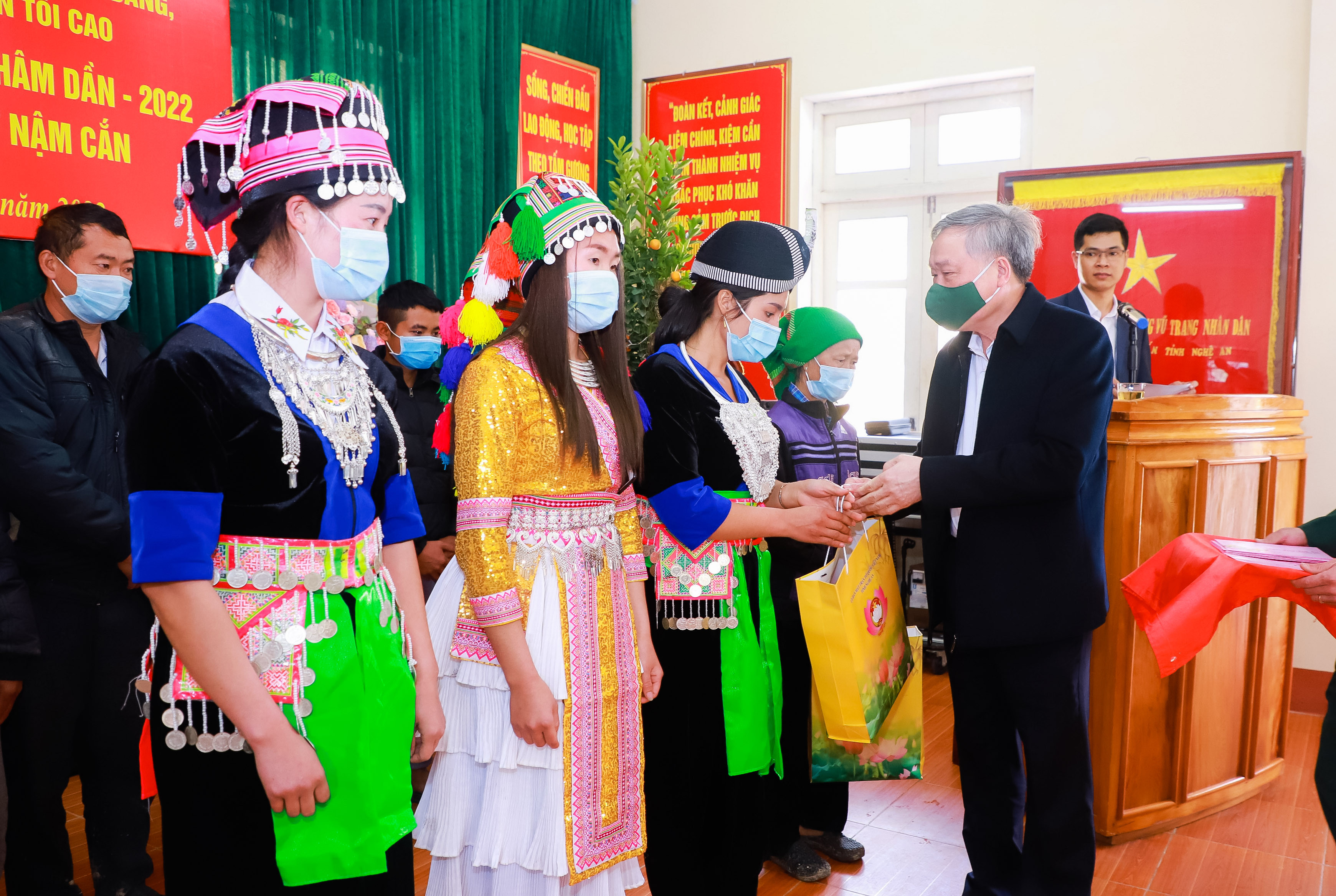 Chánh án Tòa án Nhân dân tối cao Nguyễn Hòa Bình trao quà cho các hộ nghèo đặc biệt khó khăn của xã Nậm Cắn. Ảnh: Thành Duy