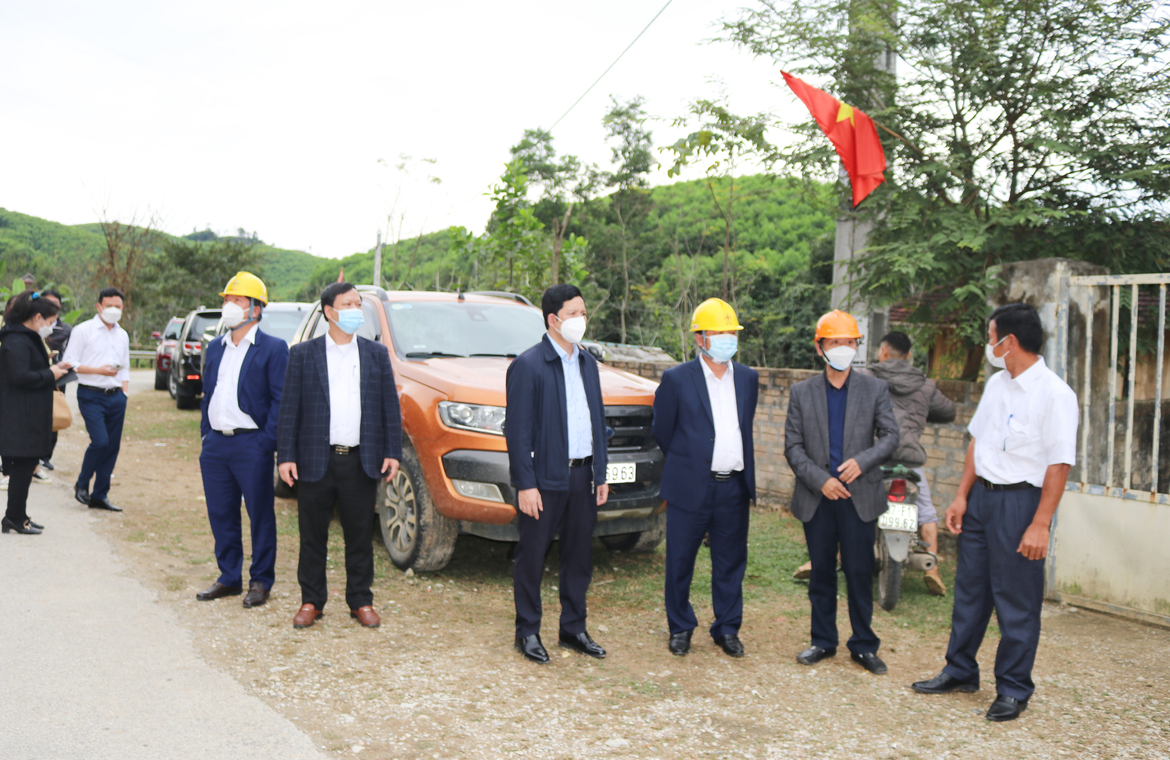 Lãnh đạo Công ty Điện lực và huyện Quế Phong trực tiếp có mặt tại hiện trường chuẩn bị đóng điện trạm biến áp Đồng Tiến xã Đồng Văn, huyện Quế Phong. Ảnh: Thanh Lê