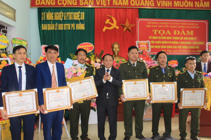 6 cá nhân được Chủ tịch UBND tỉnh Nghệ An tặng bằng khen. Ảnh Phan Giang