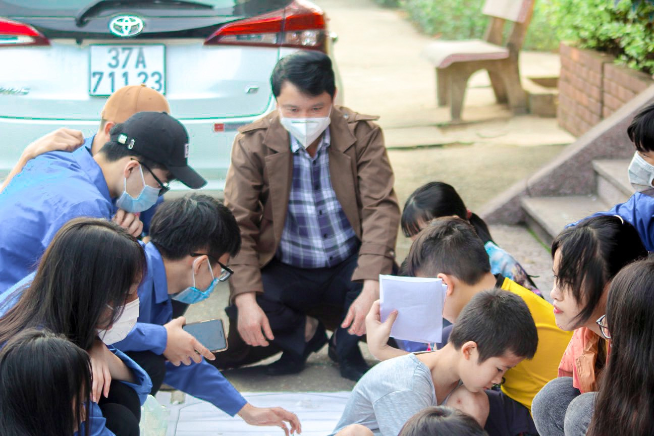 Ông Trần Minh Thành - Phó Giám đốc làng trẻ em SOS Vinh cùng chơi ô ăn quan và chuyện trò với các em nhỏ. Ảnh: Hải Đăng