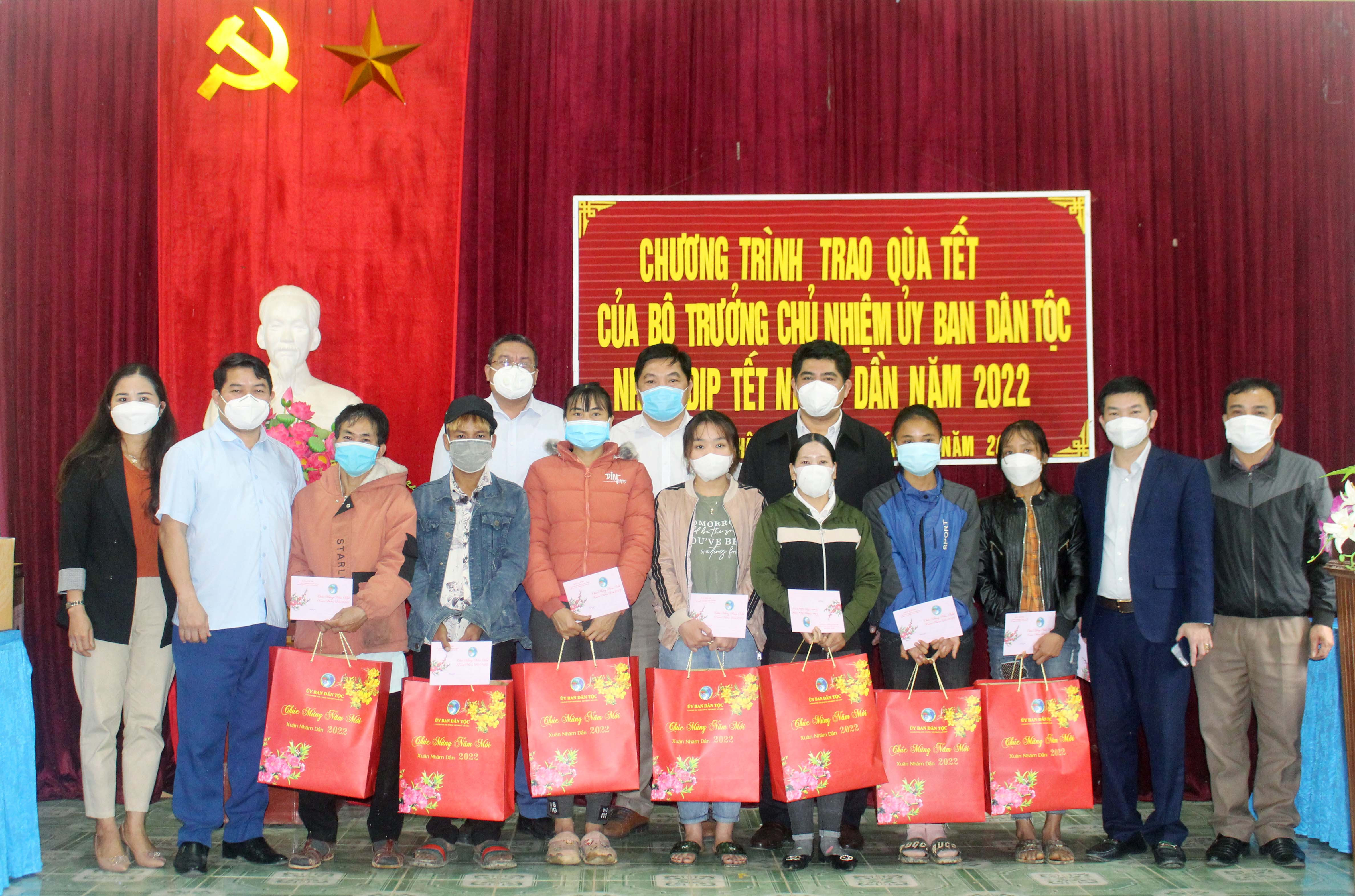 bna_ Đồng chí Vi Văn Sơn-Trưởng Ban Dân tộc tỉnh trao quà cho các hộ nghèo xã Châu Khê.Ảnh: Bá Hậu