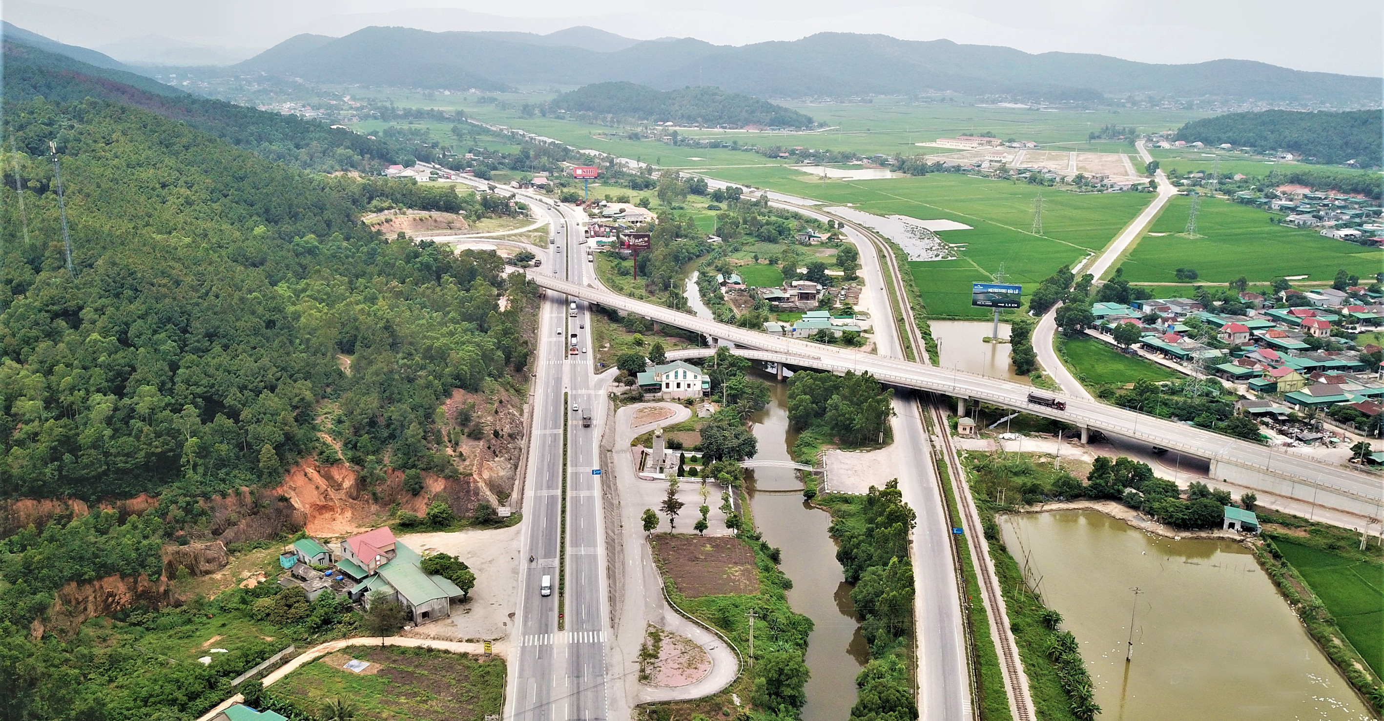 Kênh sắt đoạn qua xã Nghi Yên nằm giữa Quốc lộ 1A cũ và mới. Ảnh tư liệu: T.H