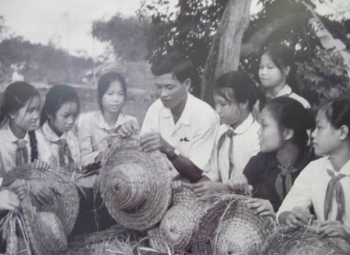 Ngoài dạy chữ, thầy giáo còn dạy học trò đan mũ rơm. Ảnh minh họa: Tư liệu