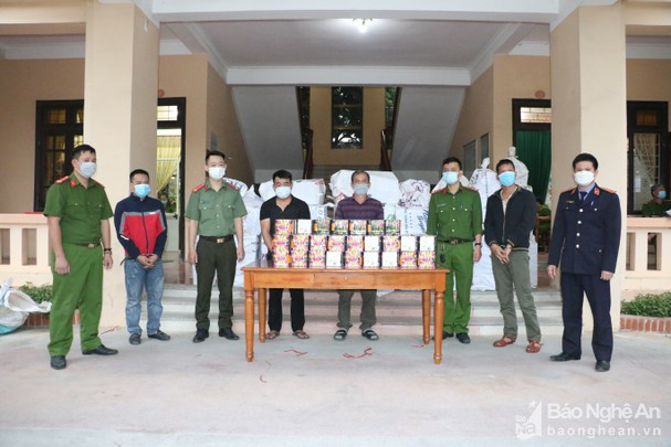 Các đối tượng buôn bán pháo nổ bị công an huyện Quỳnh Lưu phát hiện, bắt giữ. Ảnh tư liệu Xuân Bắc