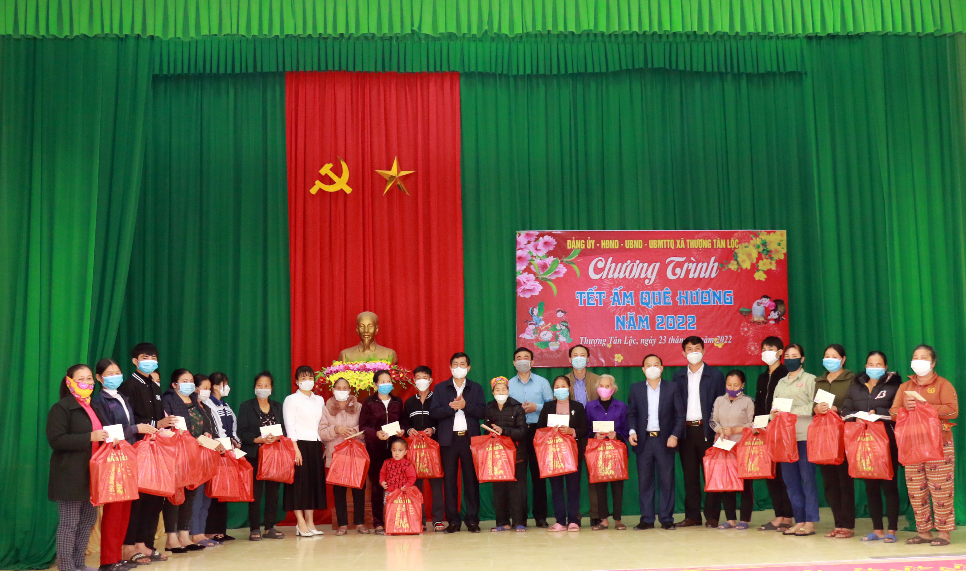 _Đoàn công tác trao quà cho người dân xã Tân Thượng Lộc - NAm Đàn. Ảnh:MH