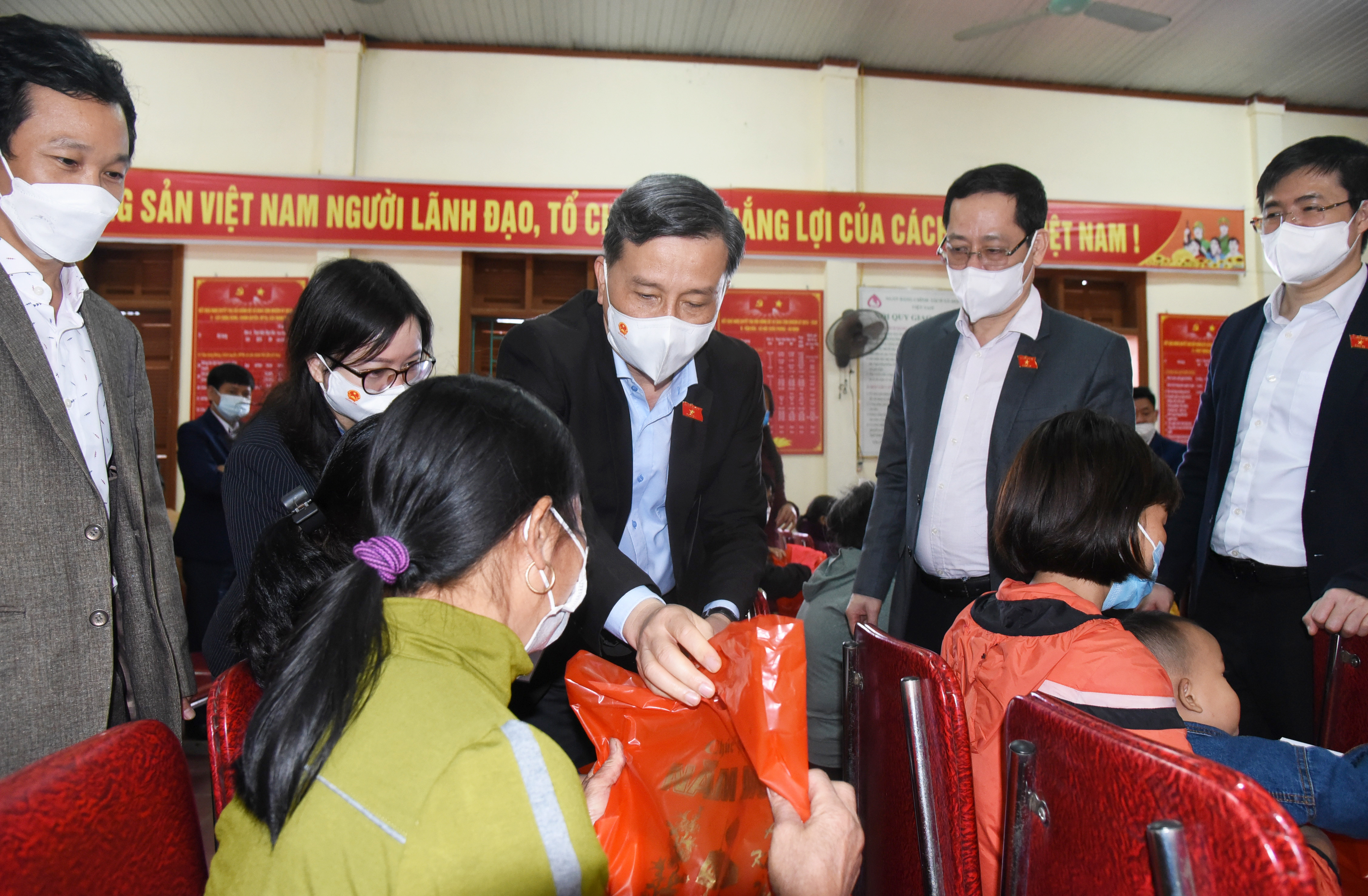 Các đại biểu Quốc hội trao quà cho các hoàn cảnh khó khăn tại xã Khai Sơn, huyện Anh Sơn. Ảnh: T.G