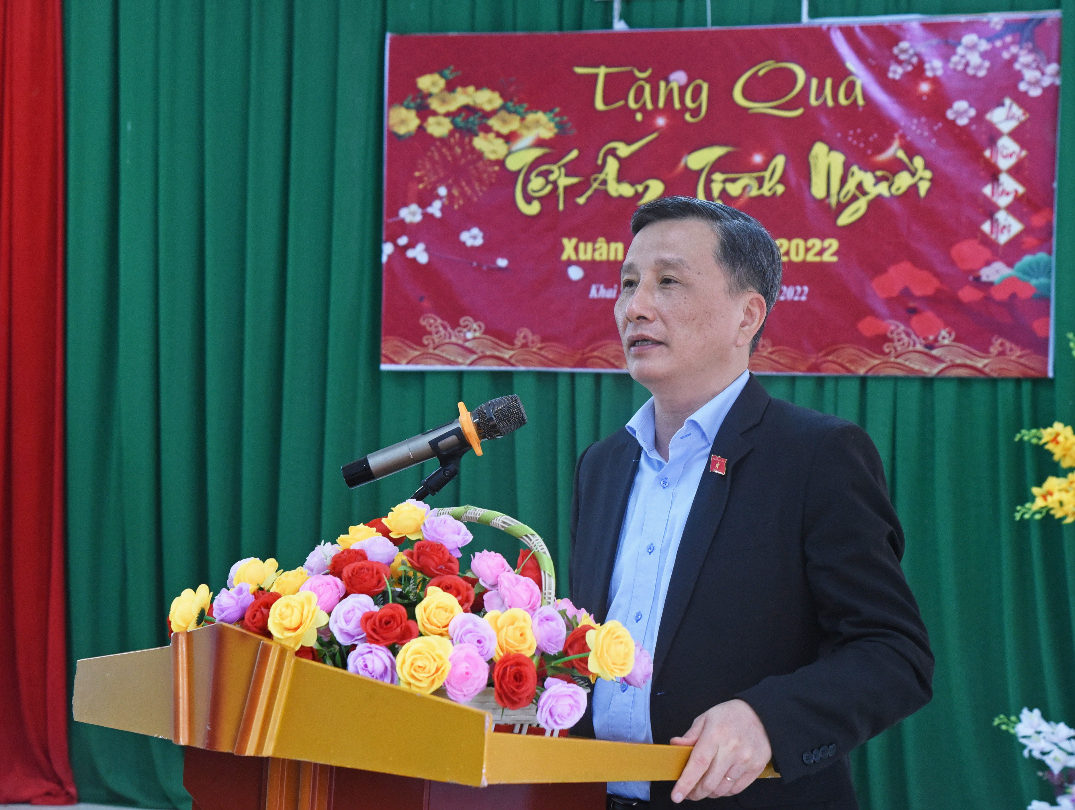 Đồng chí Lê Quang Huy phát biểu, chúc Tết và động viên các hộ nghèo, hộ khó khăn nỗ lực vượt lên hoàn cảnh, nhất là trong bối cảnh dịch bệnh hiện nay. Ảnh: T.G