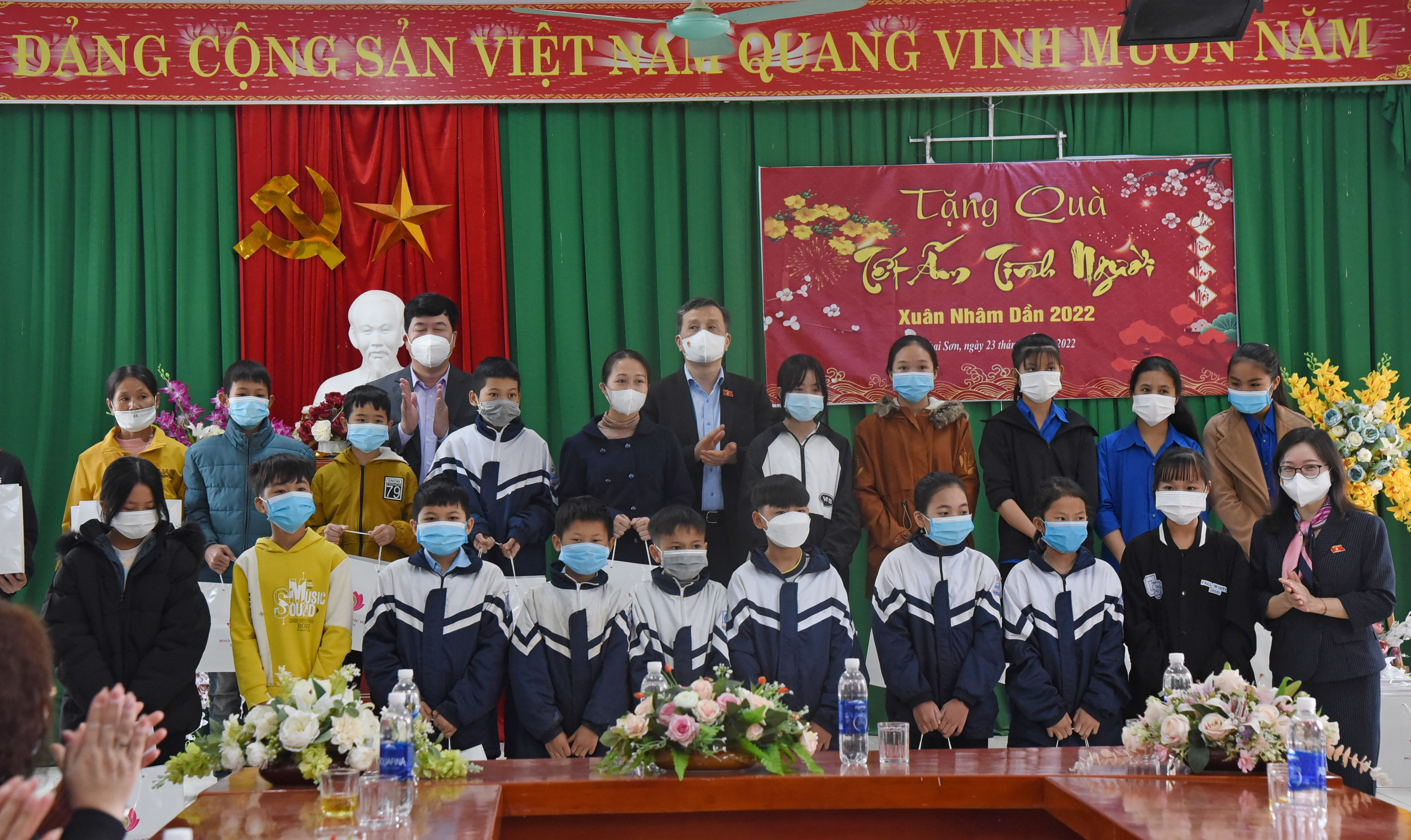 Đồng chí Lê Quang Huy và các đại biểu Quốc hội trao quà cho học sinh trường THCS Khai Lạng. Ảnh: T.G