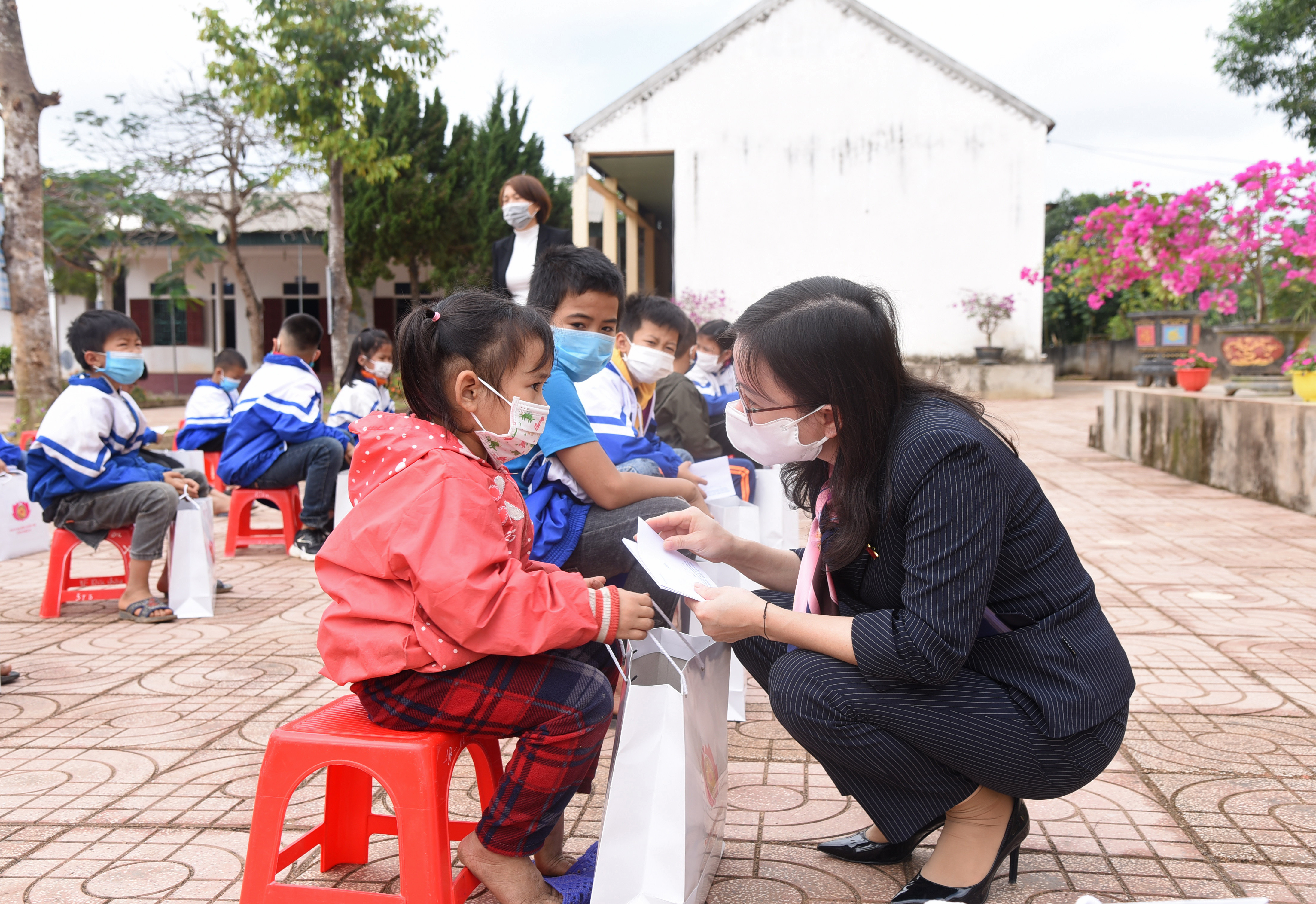 Phó Trưởng đoàn ĐBQH tỉnh Thái Thị An Chung trao quà cho học sinh trường mầm non xã Bồi Sơn, huyện Đô Lương. Ảnh: TG