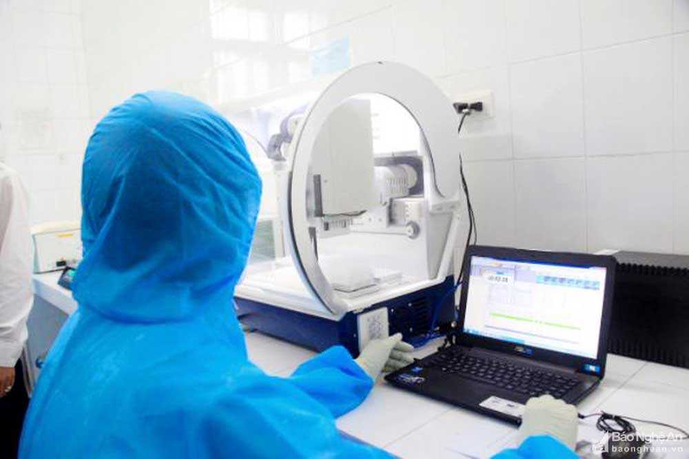 Bệnh viện hỗ trợ trung tâm CDC tỉnh máy móc, thiết bị hiện đại và nhân lực thực hiện xét nghiệm khẳng định vi rút SARS-CoV-2 bằng kỹ thuật realtime RT-PCR. Ảnh: PV
