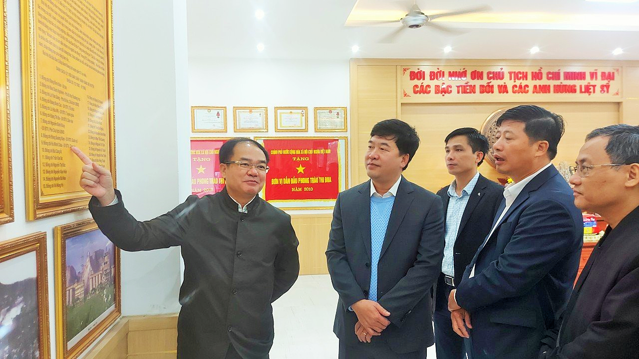 Đồng chí Vũ Chiến Thắng - Thứ trưởng Bộ Nội vụ (bên trái) thăm nhà truyền thống Đảng bộ huyện Anh Sơn.