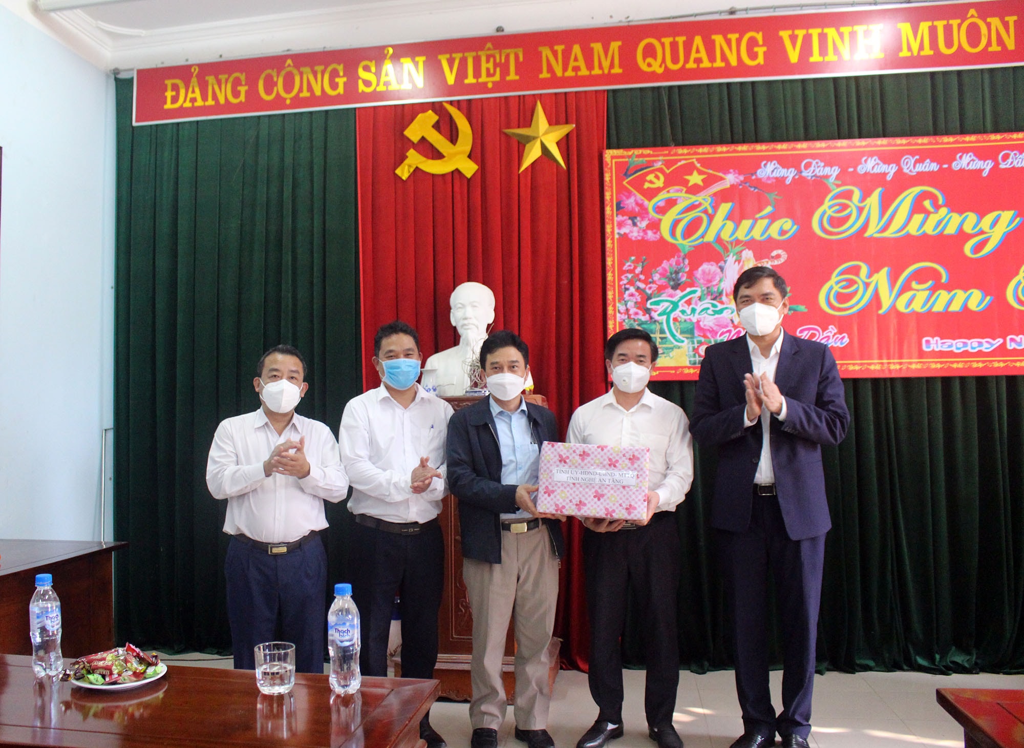 Đồng chí Hoàng Nghĩa Hiếu trao quà, chúc tết Văn phòng Thường trực Ban chỉ hủy PCTT và TKCN tỉnh. Ảnh: Phú Hương
