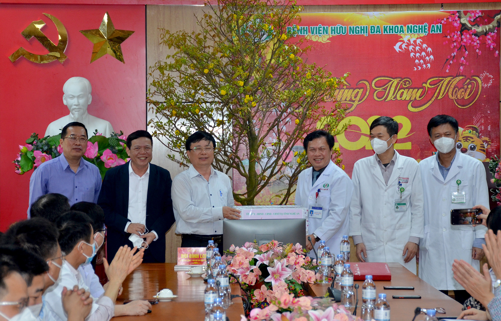 Đoàn công tác tặng quà chúc mừng năm mới Bệnh viện HNĐK Nghệ An. Ảnh: Thành Chung