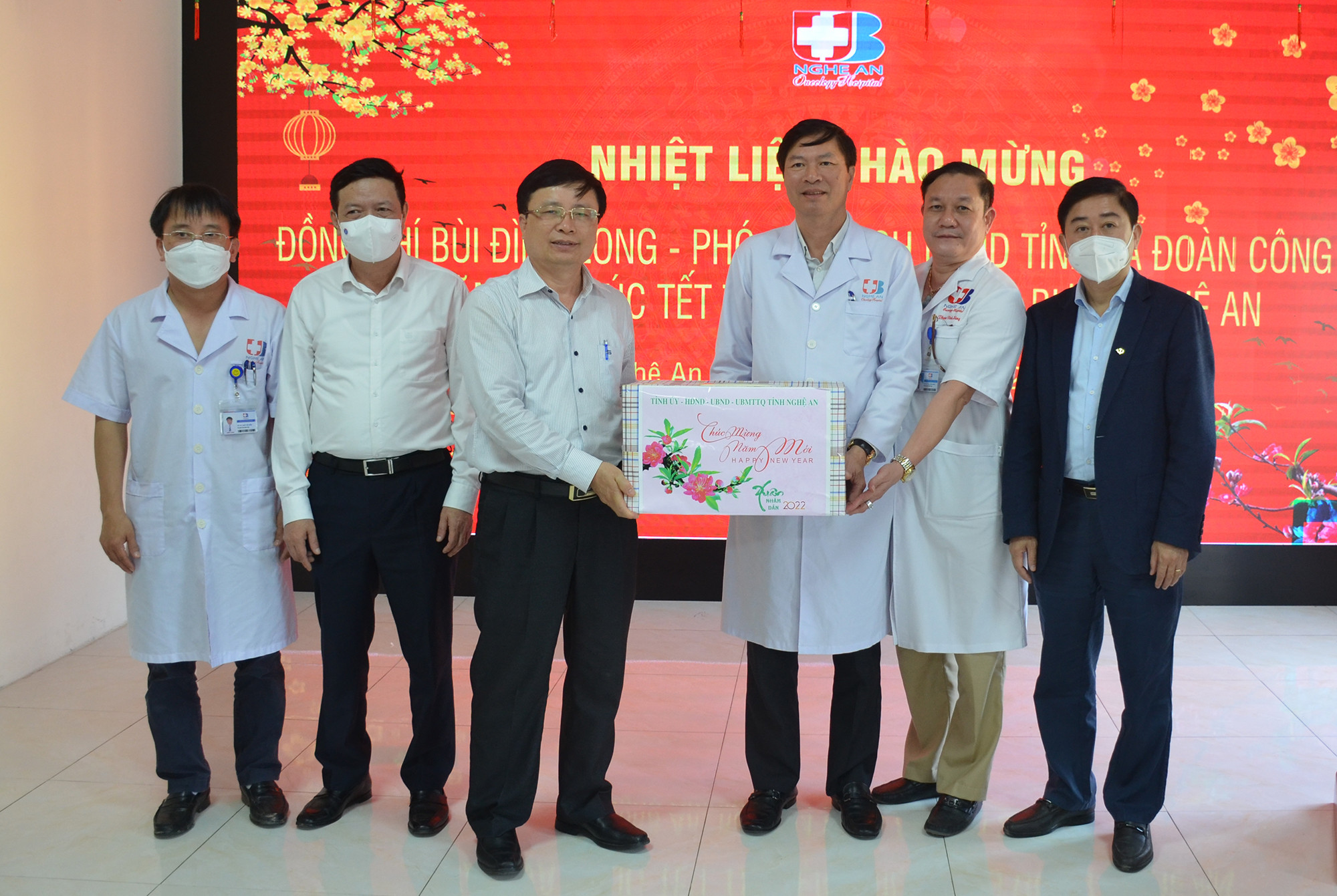 Tặng quà chúc mừng năm mới Bệnh viện Ung bướu Nghệ An. Ảnh: Thành Chung