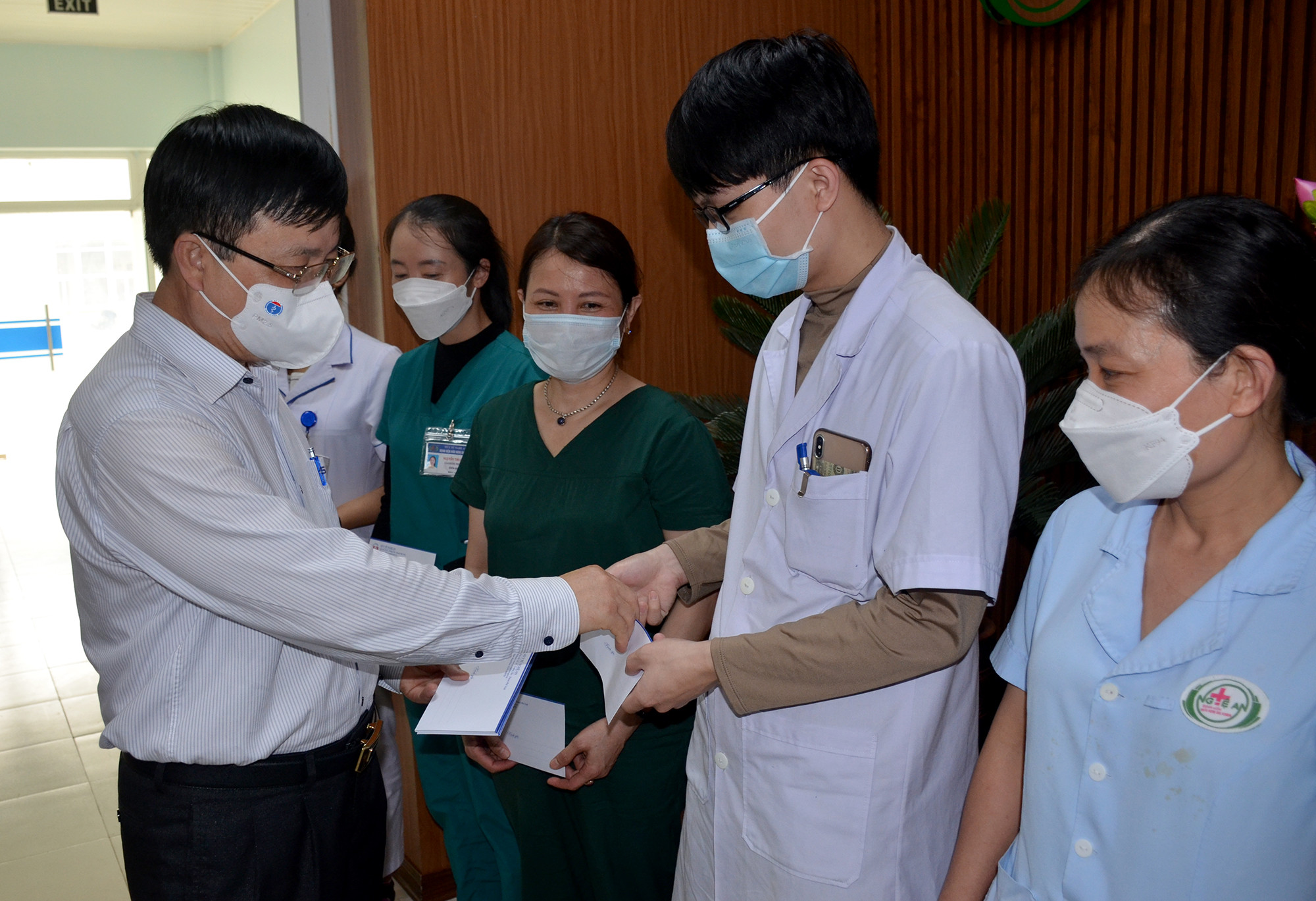 Đồng chí Bùi Đình Long tặng quà cho các cán bộ, nhân viên y tế có hoàn cảnh khó khăn. Ảnh: Thành Chung