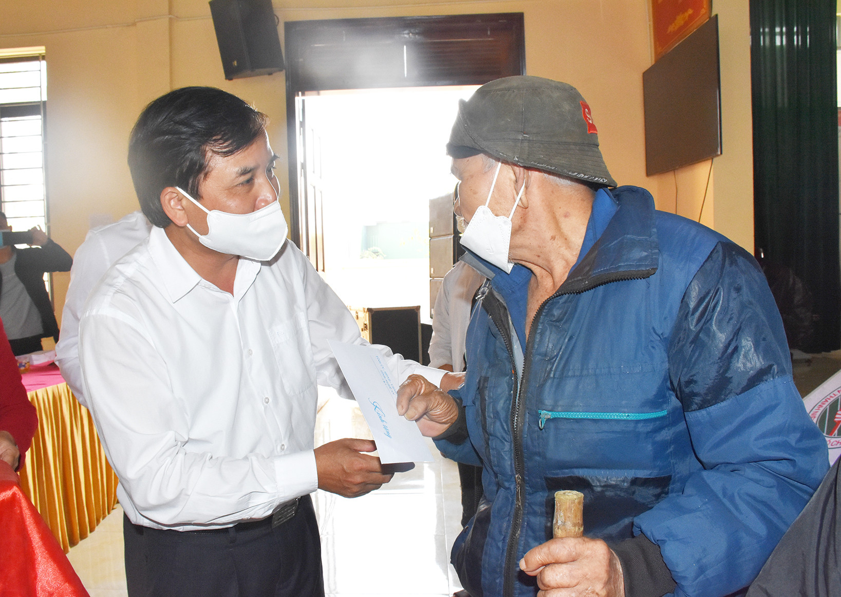 Đồng chí Nguyễn Như Khôi trao quà tết cho các hộ nghèo xã Hưng Trung. Ảnh: Thanh Lê