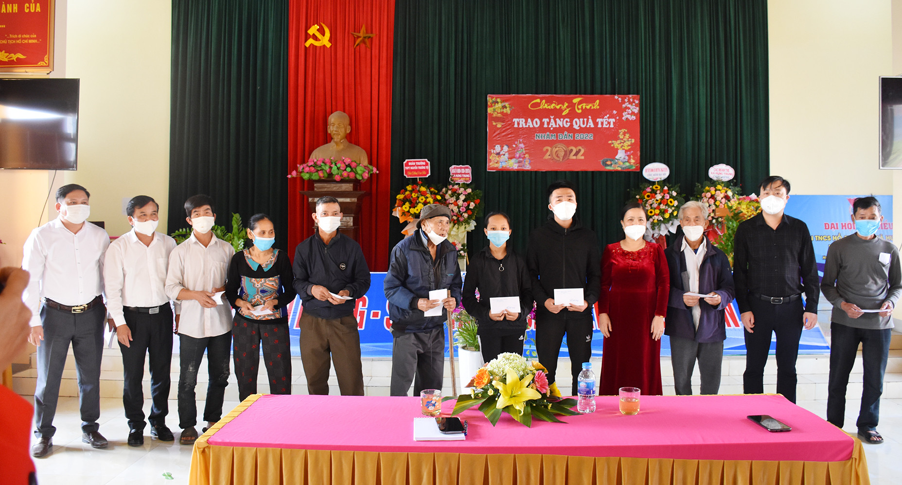 Đoàn trao tặng quà Tết cho các hộ nghèo xã Hưng Trung, huyện Hưng Nguyên. Ảnh: Thanh Lê