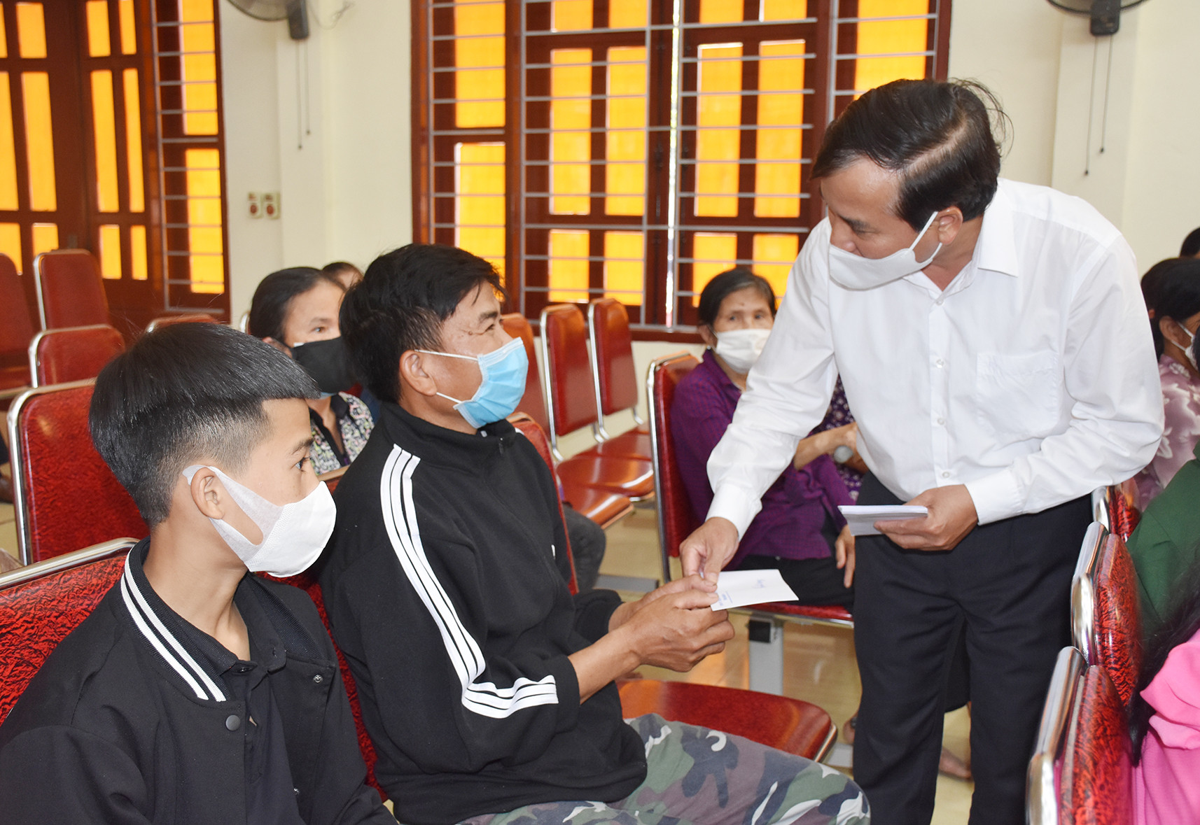 Trao tặng quà Tết cho các hộ nghèo xã Thượng Tân Lộc huyện Nam Đàn. Ảnh: Thanh Lê