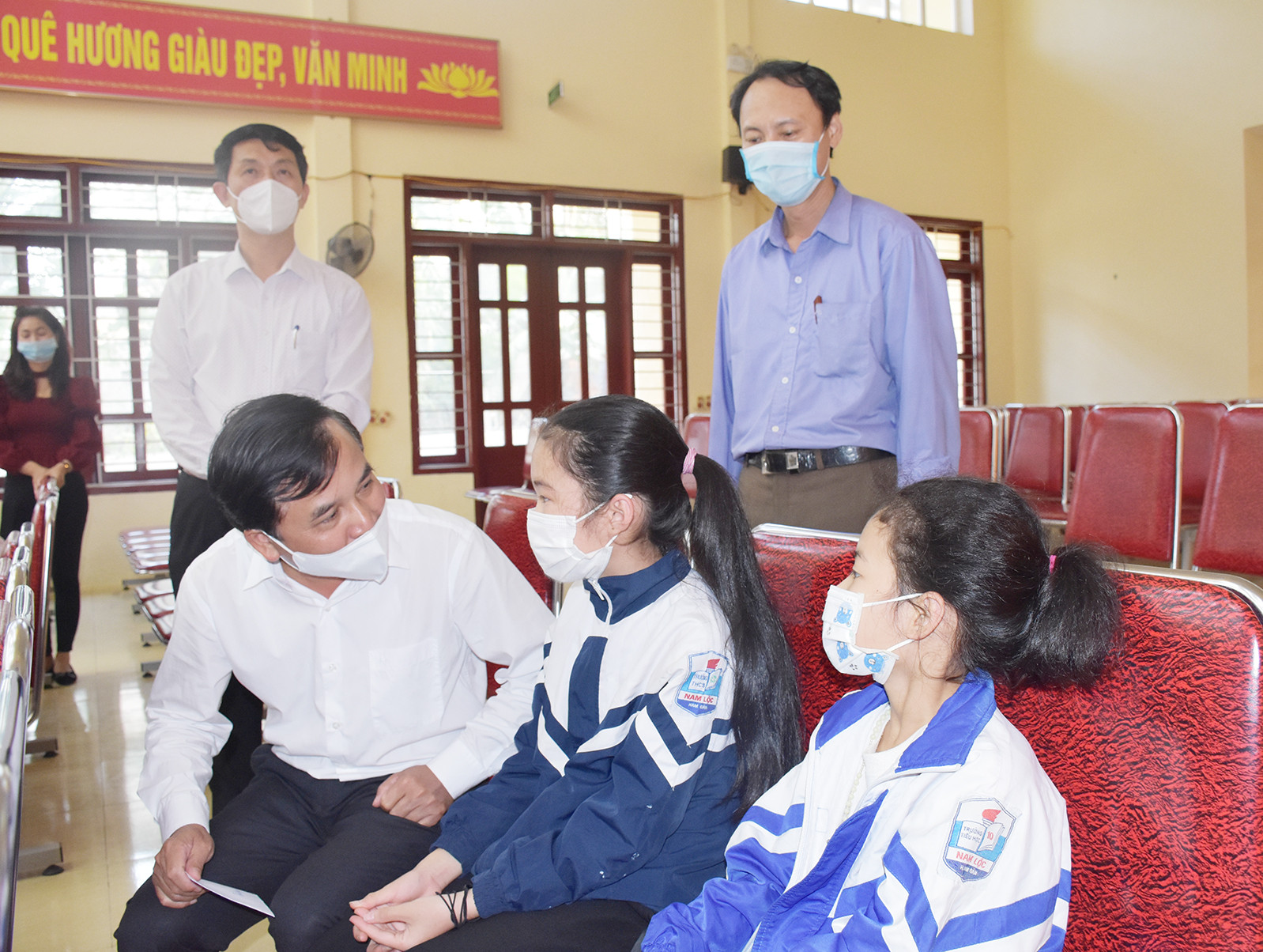 Đồng chí Nguyễn Như Khôi thăm hỏi, tặng quà Tết cho các em học sinh có hoàn cảnh đặt biệt khó khăn của xã Thượng Tân Lộc. Ảnh: Thanh Lê
