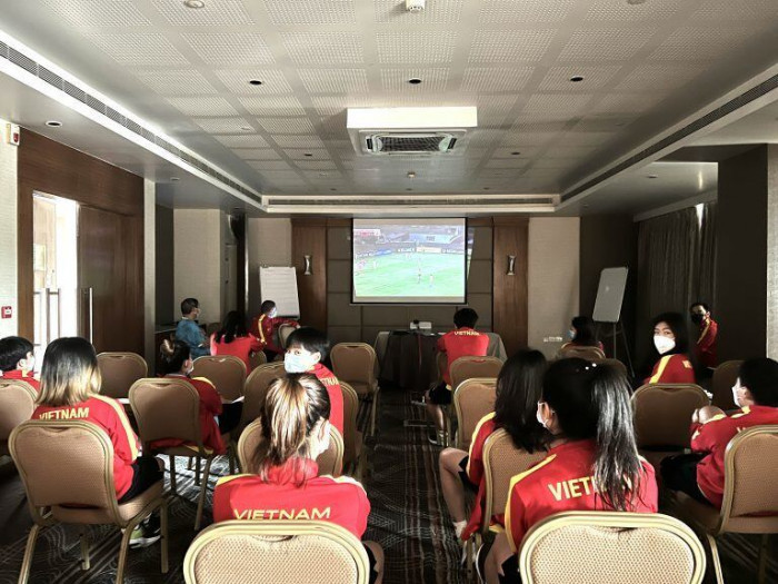 Đội tuyển nữ Việt Nam theo dõi băng ghi hình đội tuyển Nhật Bản. Ảnh VFF