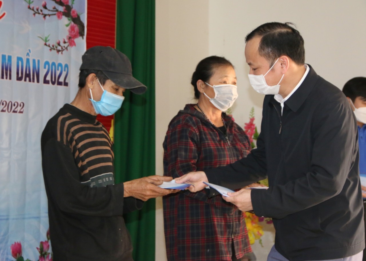 Bác sĩ CK1 Hoàng Tiến Hải - Phó Giám đốc Bệnh viện Thái Thượng Hoàng trao quà cho các hộ dân. Ảnh: Tiến Đông 