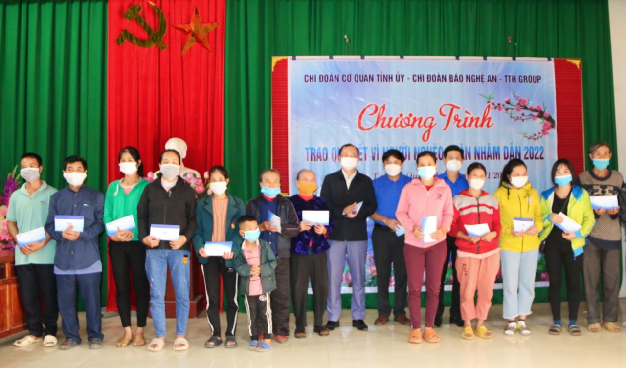 Những món quà mà đại diện Chi đoàn cơ quan Tỉnh ủy Nghệ An, Chi đoàn Báo Nghệ An và TTH Group gửi đến các hộ dân nghèo trên địa bàn xã Quỳnh Thanh 