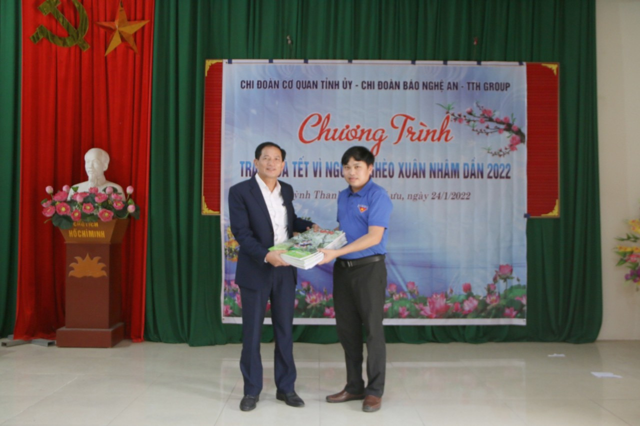Chi đoàn Báo Nghệ An trao tặng UBND xã Quỳnh Thanh ấn phẩm báo xuân Nhâm Dần 2022. Ảnh: Tiến Đông 