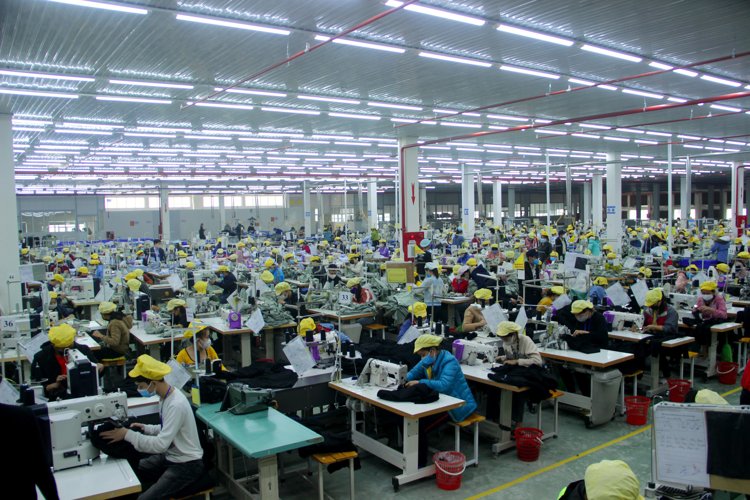 Nhà máy may Minh Anh ở huyện Tân Kỳ  tạo việc làm cho hàng ngàn lao động. 