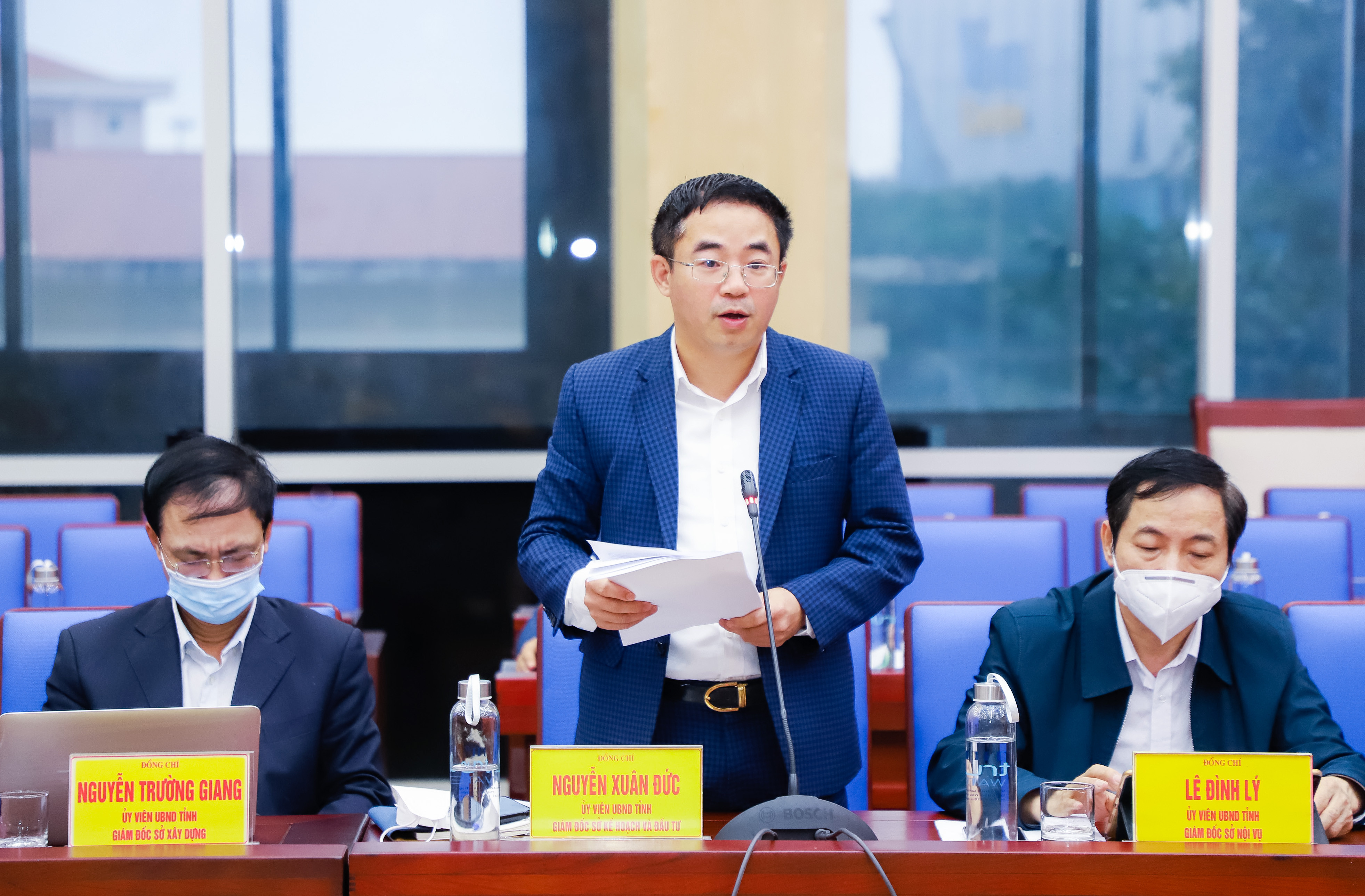 Giám đốc Sở KH&ĐT Nguyễn Xuân Đức báo cáo tình hình kinh tế - xã hội tháng 1/2022. Ảnh: Phạm Bằng