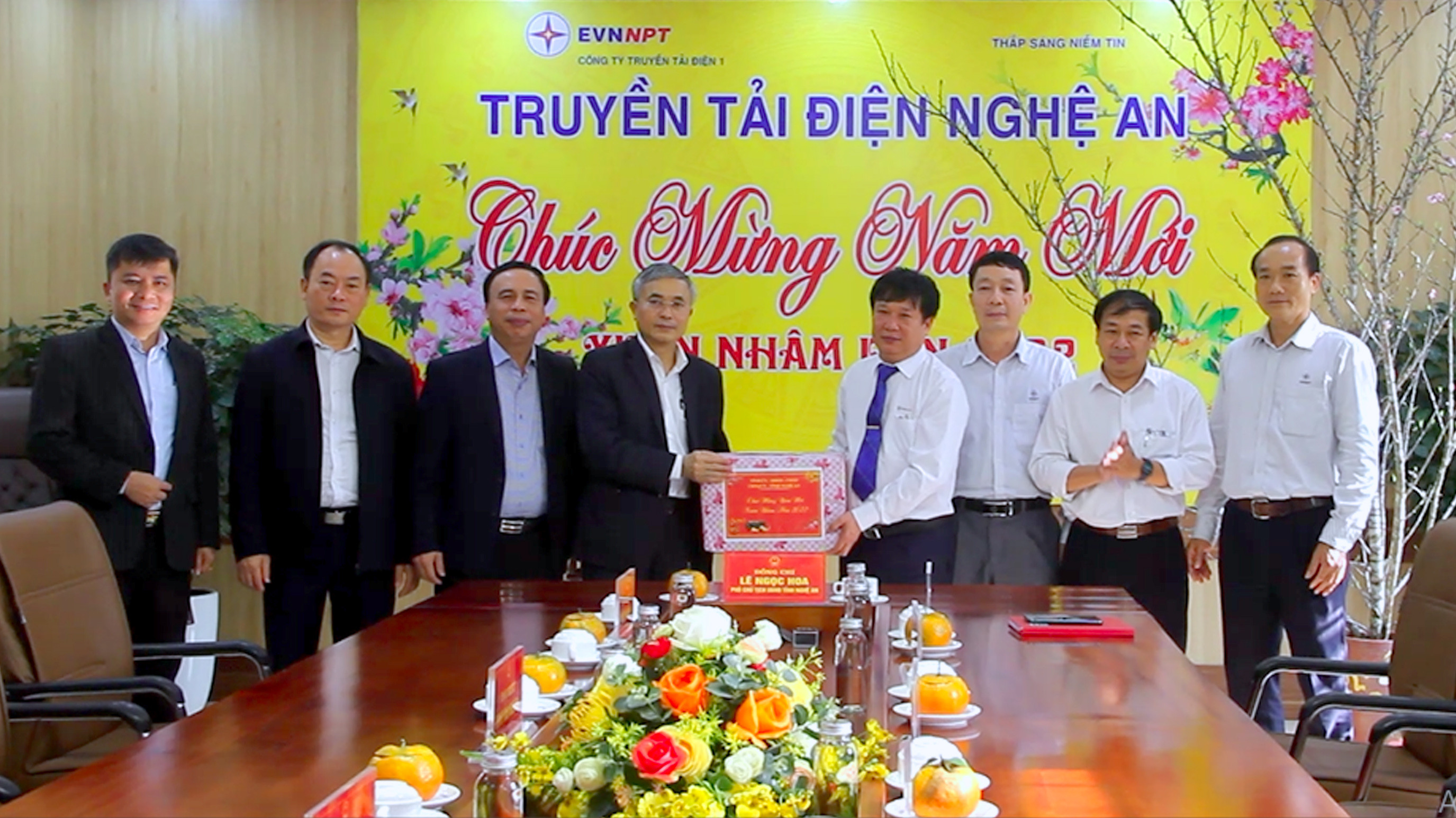 Phó Chủ tịch UBND tỉnh Lê Ngọc Hoa tặng quà chúc Tết Truyền tải điện Nghệ An. Ảnh: Quang An