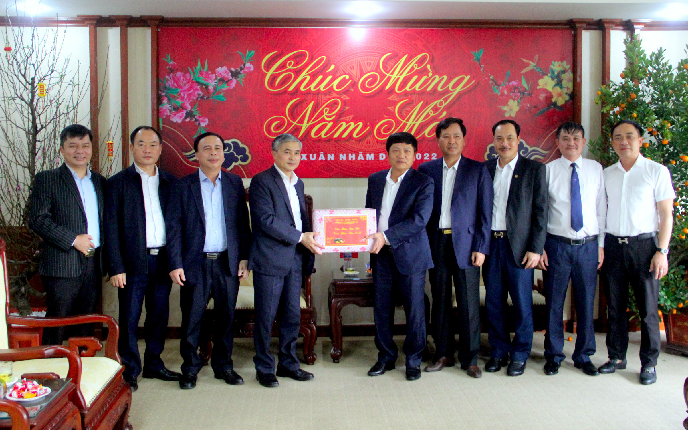 Phó Chủ tịch UBND tỉnh Lê Ngọc Hoa tặng quà chúc Tết Công ty Điện lực Nghệ An. Ảnh: Quang An