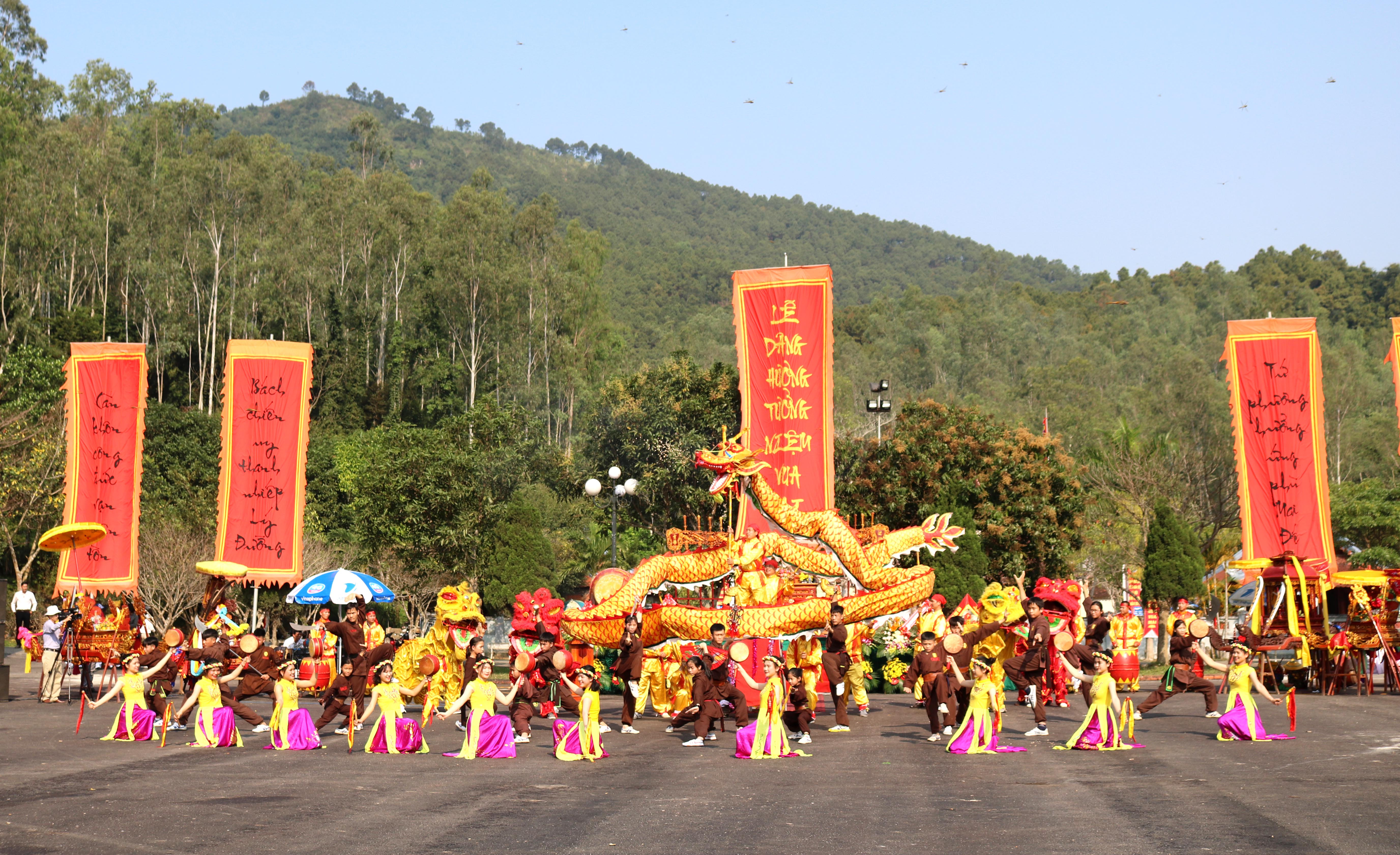 Màn múa rồng, lân đặc sắc của các diễn viên Trung tâm VHTT huyện Nam Đàn tại Lễ hội Đền Vua Mai năm 2019. (Ảnh tư liệu)