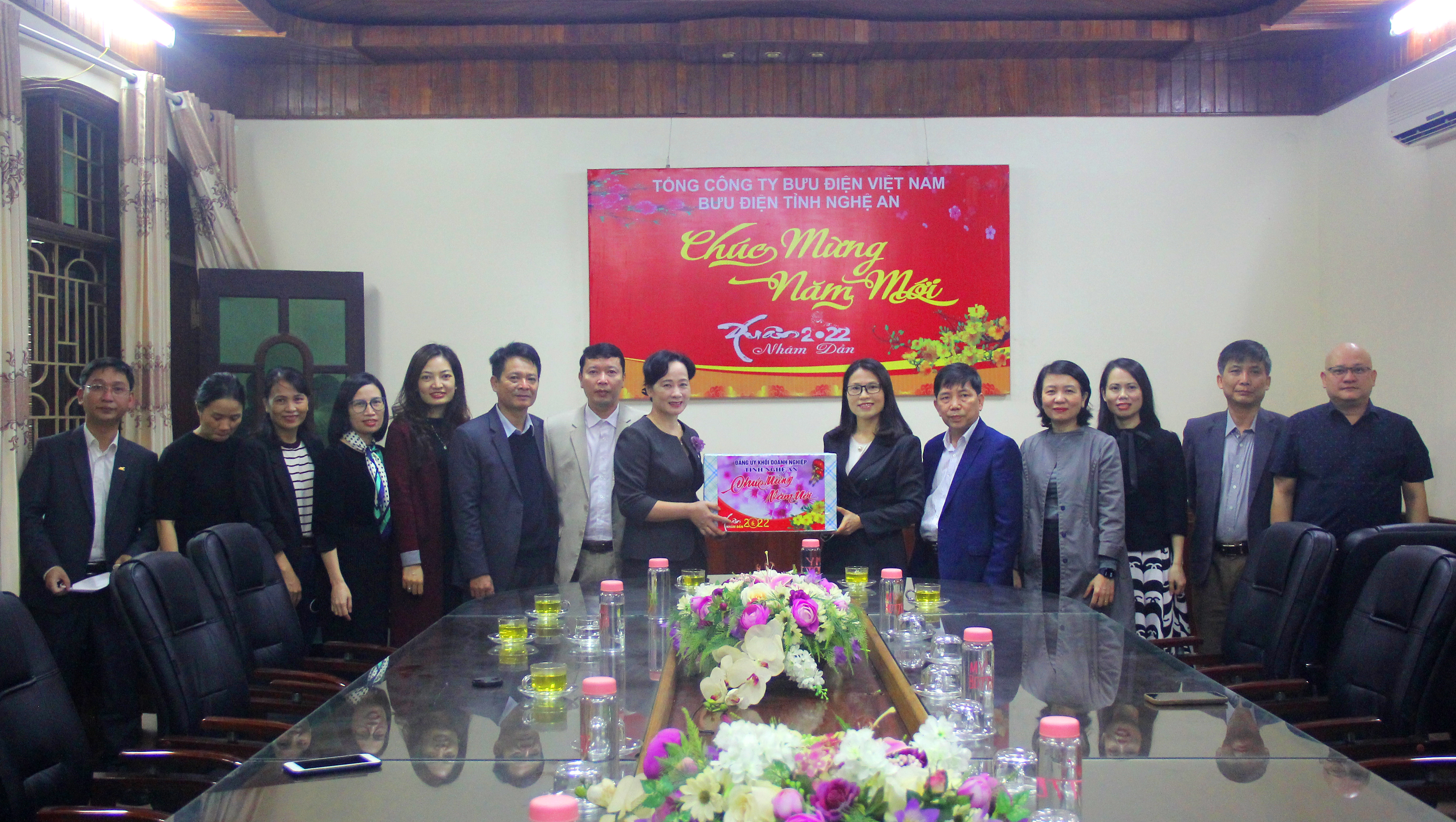 Đồng chí Phan Thị Hoan - Ủy viên BCH Đảng bộ tỉnh, Bí thư Đảng ủy khối tặng quà tại Bưu điện Nghệ An. Ảnh: Khánh Hồng