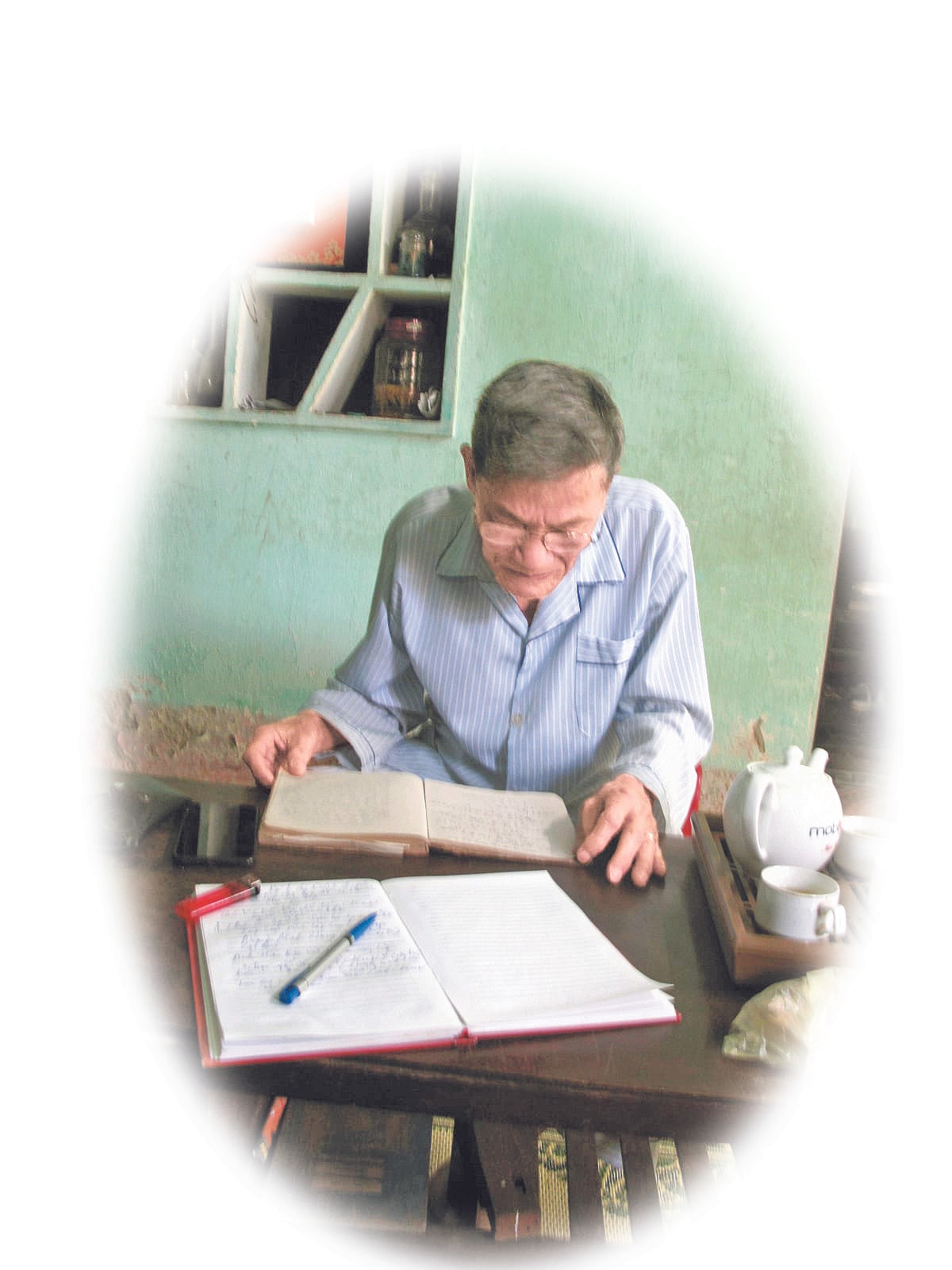 Ông Võ Văn Vỹ  với cuốn sổ tay. Ảnh: G.H