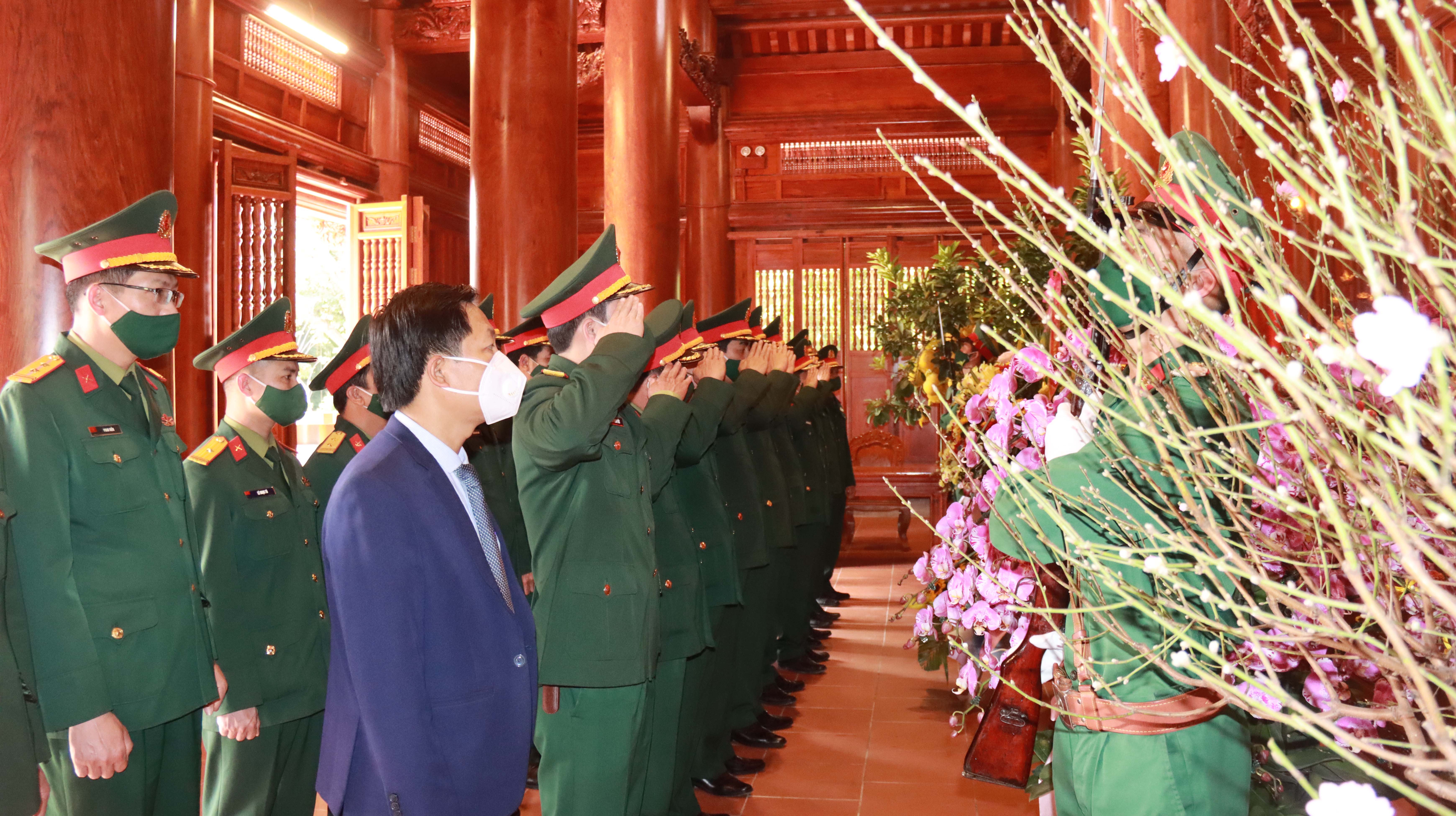 Cán bộ, chiến sĩ Bộ Chỉ huy quân sự tỉnh thành kính tưởng niệm Chủ tịch Hồ Chí Minh. Ảnh Trọng Kiên
