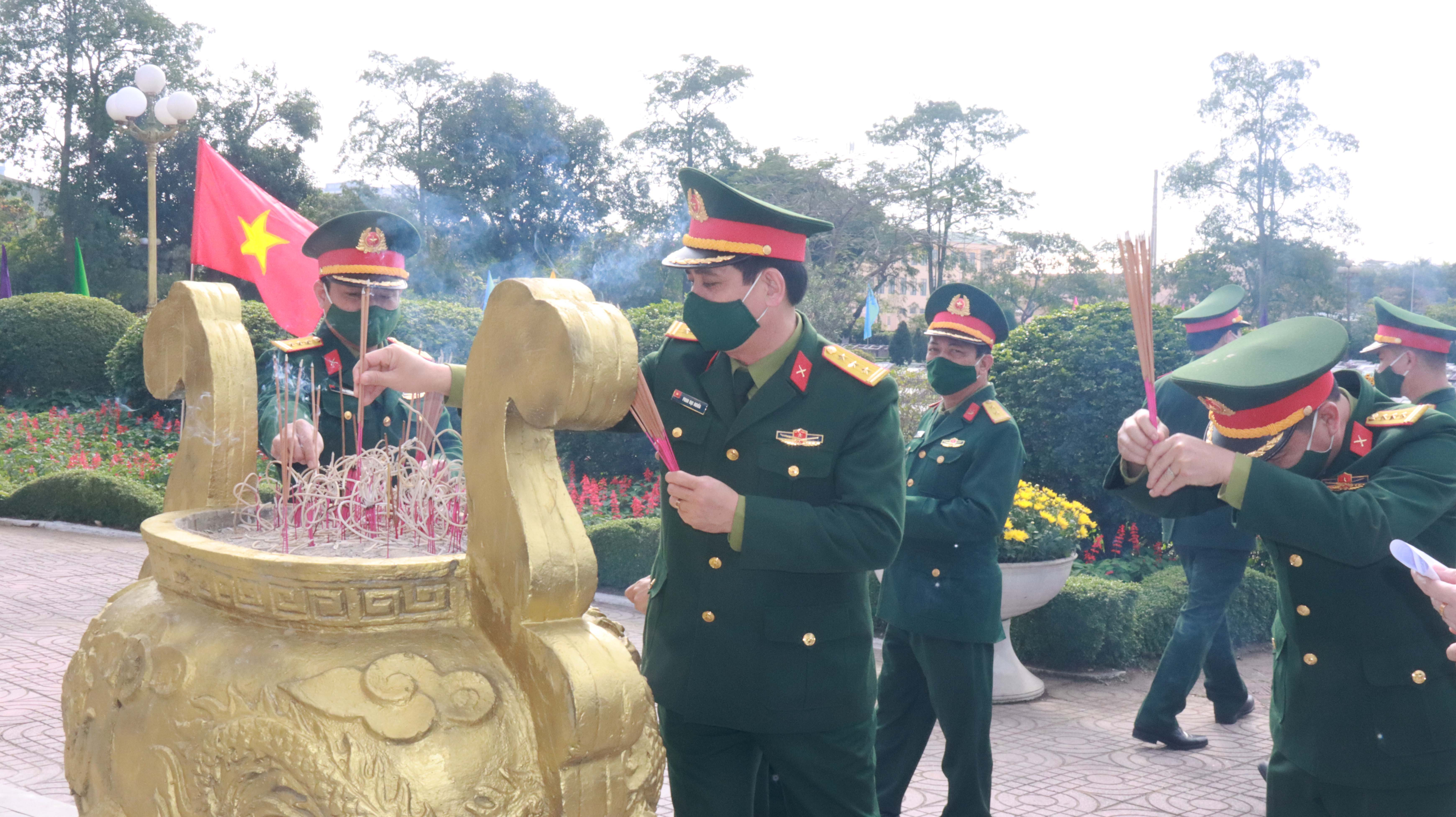 Cán bộ, chiến sĩ Bộ CHQS tỉnh dâng hương tưởng niệm các anh hùng liệt sĩ tại Nghĩa trang liệt sĩ thành phố Vinh. Ảnh Trọng Kiên