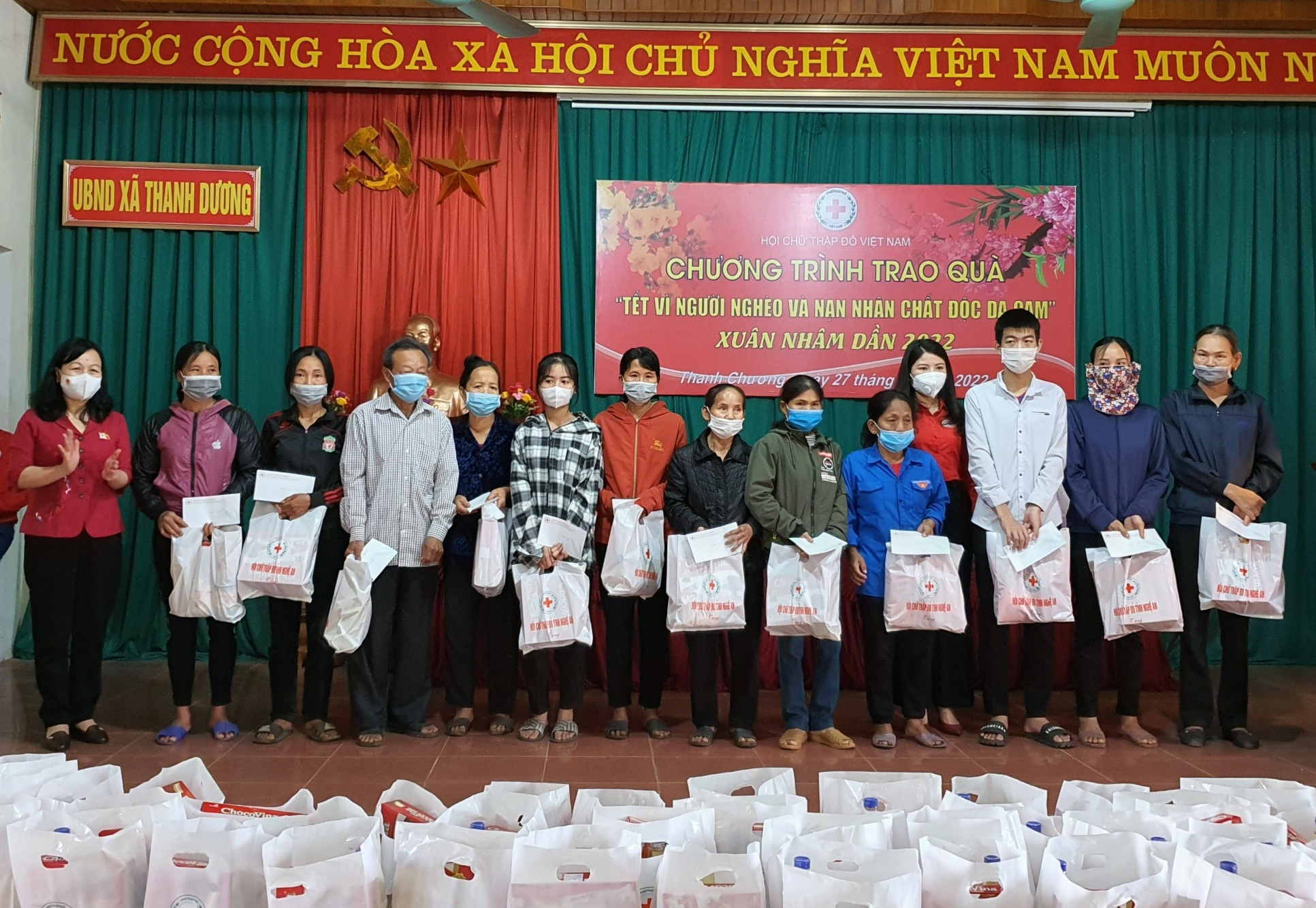 105 suất quà tết được trao đến các hộ nghèo, gia đình có người nhiễm chất độc da cam ở xã Thanh Dương. Ảnh Thành Trung