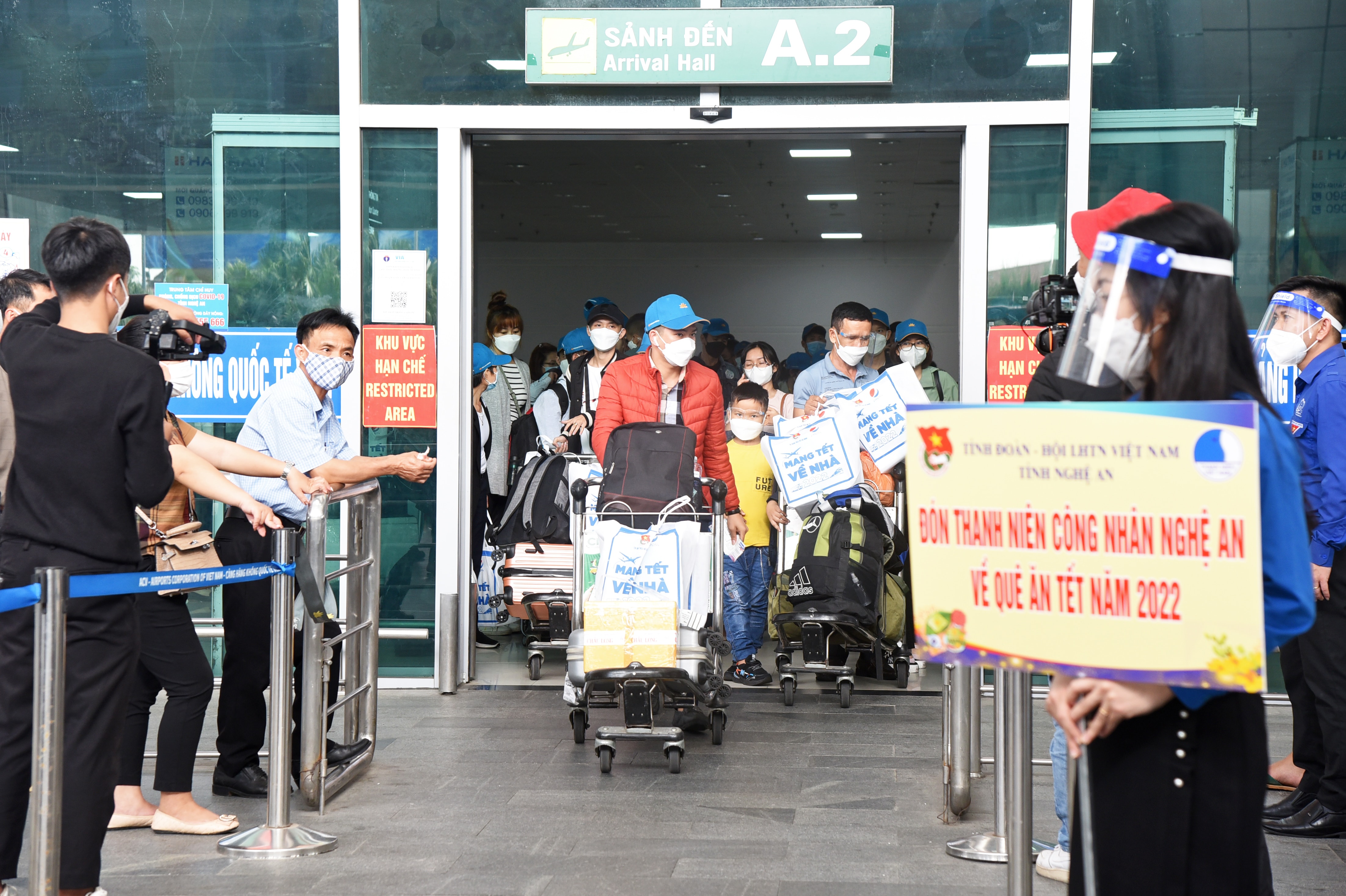 Chuyến bay hạ cánh tại Cảng hàng không Vinh chở hơn 130 hành khách là người lao động, thanh niên công nhân, sinh viên có hoàn cảnh khó khăn trở về từ miền Nam. Ảnh: T.G