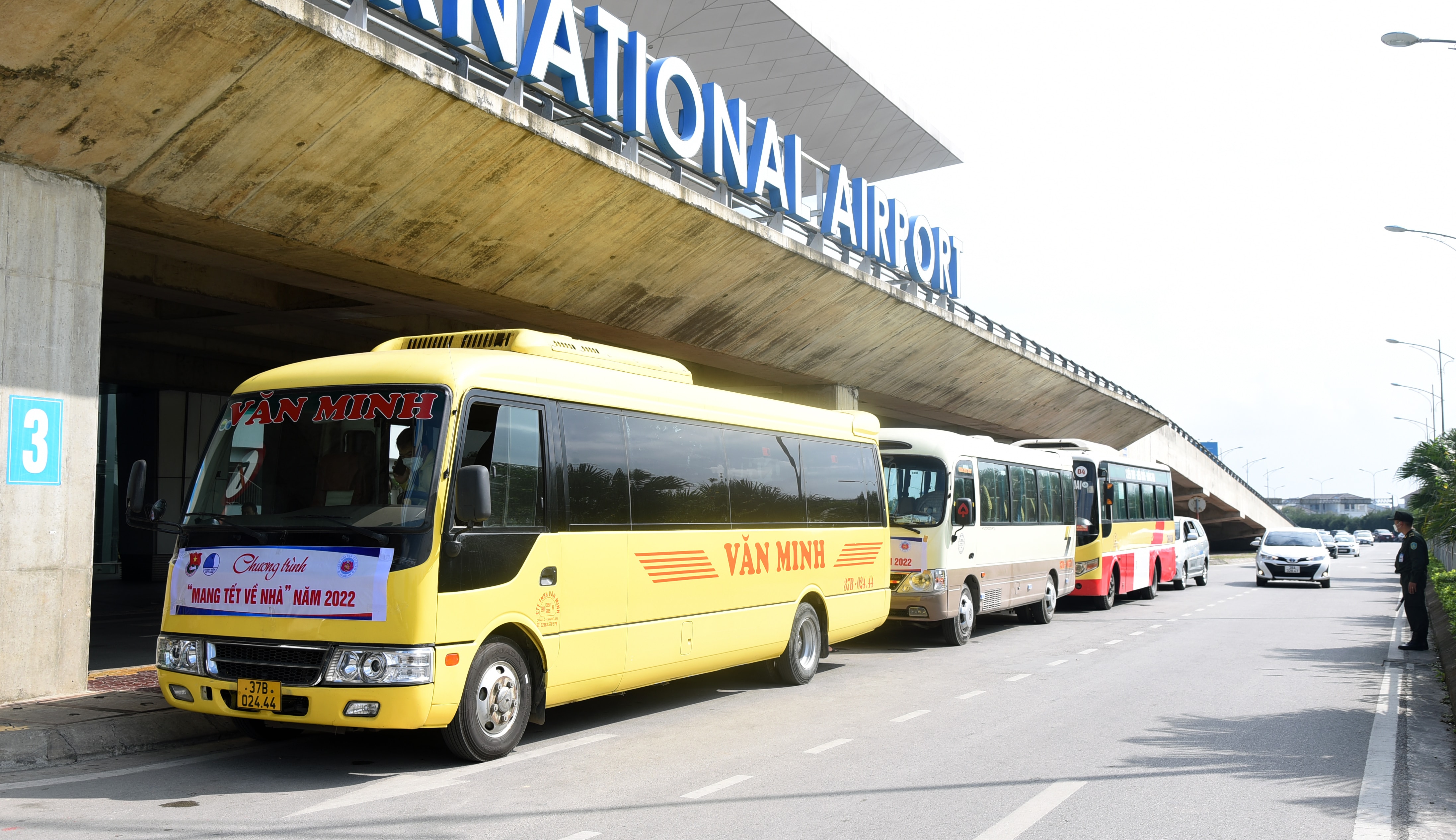 Được biết, Trung ương Đoàn đã tài trợ vé máy bay miễn phí cho nhiều hoàn cảnh khó khăn được trở về quê hương trong dịp Tết. Tỉnh đoàn Nghệ An cũng phối hợp cùng Liên đoàn Lao động tỉnh, Hiệp hội Vận tải ô tô Nghệ An tổ chức các chuyến xe miễn phí cho các trường hợp khó khăn. Ảnh: T.G