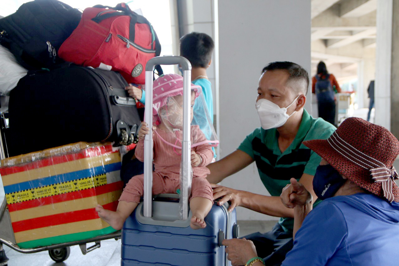 Nhiều gia đình đã phải chờ đến 18 đến 20 tiếng đồng hồ kể từ khi có mặt tại sân bay Tân Sơn Nhất mới có thể đáp xuống được đến Vinh. Ảnh: Tiến Đông 