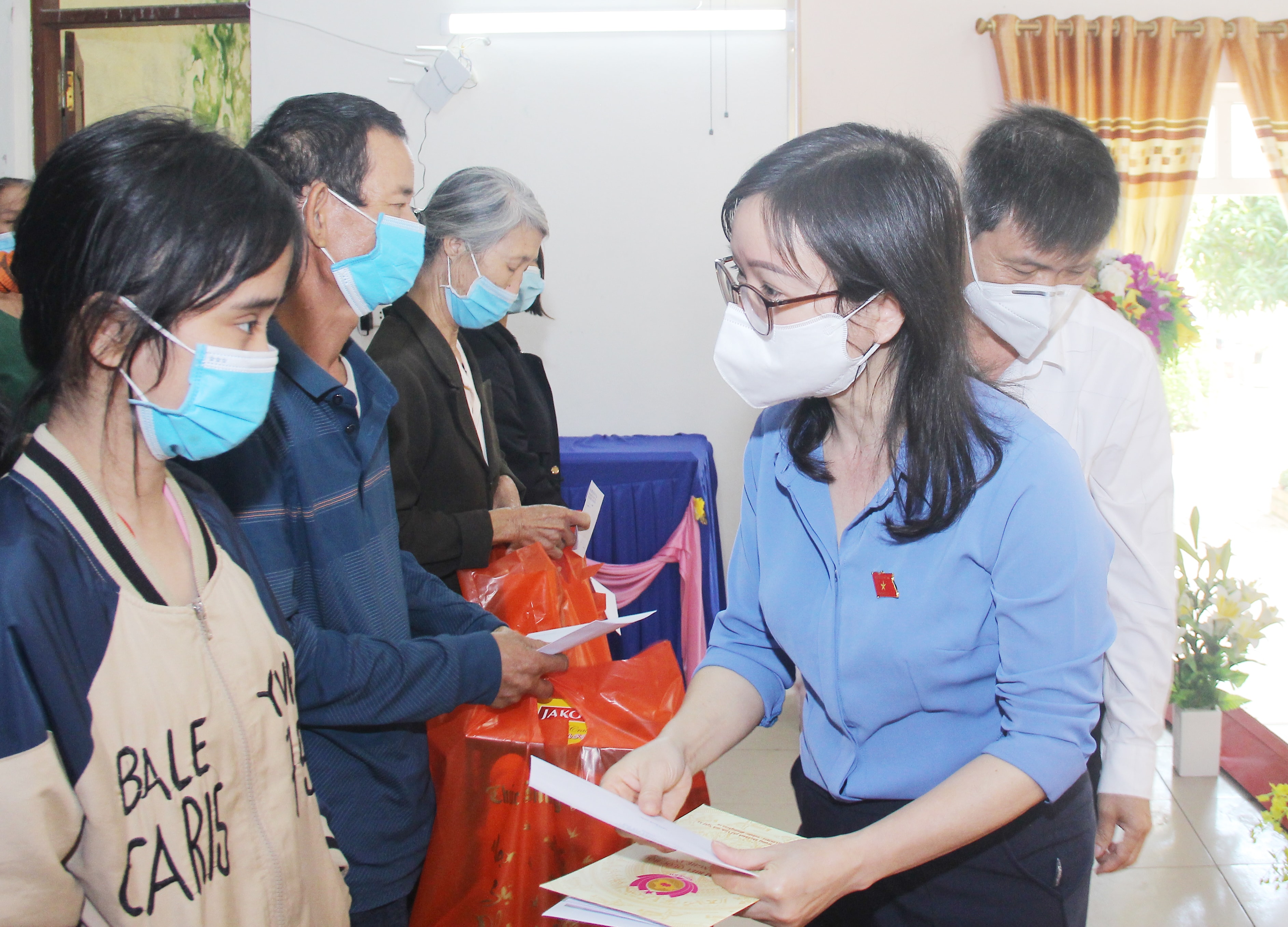 Đồng chí Thái Thị An Chung - Ủy viên Ban Chấp hành Đảng bộ tỉnh, Phó trưởng đoàn đại biểu Quốc hội tỉnh tham ý kiến tại cuộc họp. Ảnh: Mai Hoa