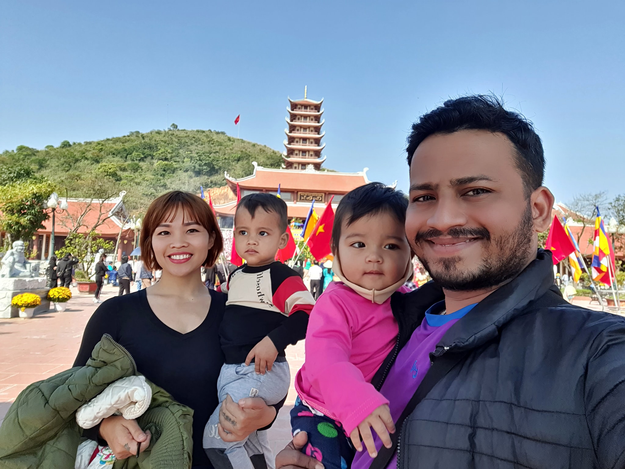 Gia đình anh Anurag Sharma đi chơi xuân. Ảnh: MH